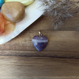 Amethist edelsteen hanger hart | 20 mm – curated crystal by Marga Jacobs | rust, symboliek en intuïtieve zelfzorg
