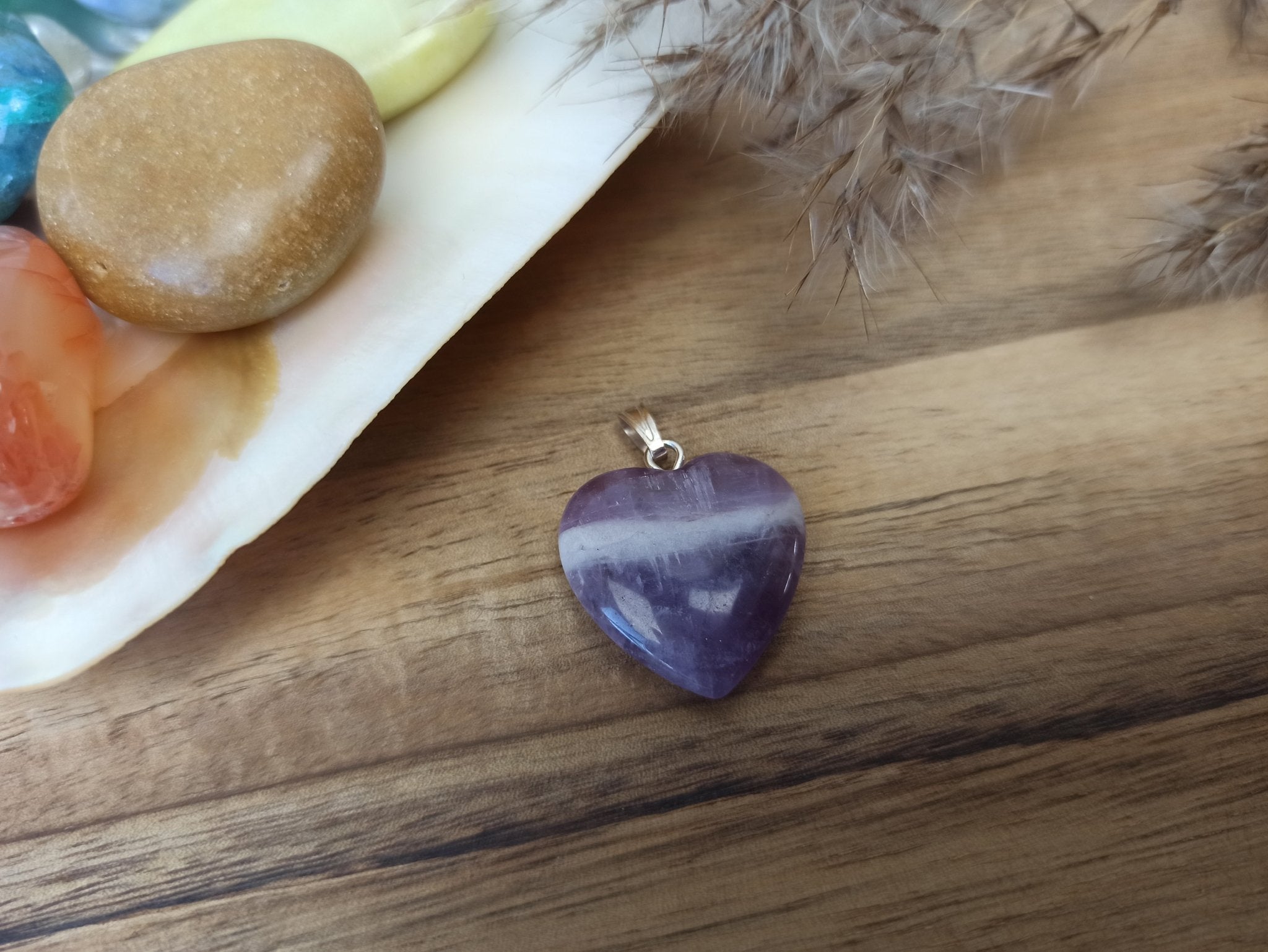 Amethist edelsteen hanger hart | 20 mm – curated crystal by Marga Jacobs | rust, symboliek en intuïtieve zelfzorg