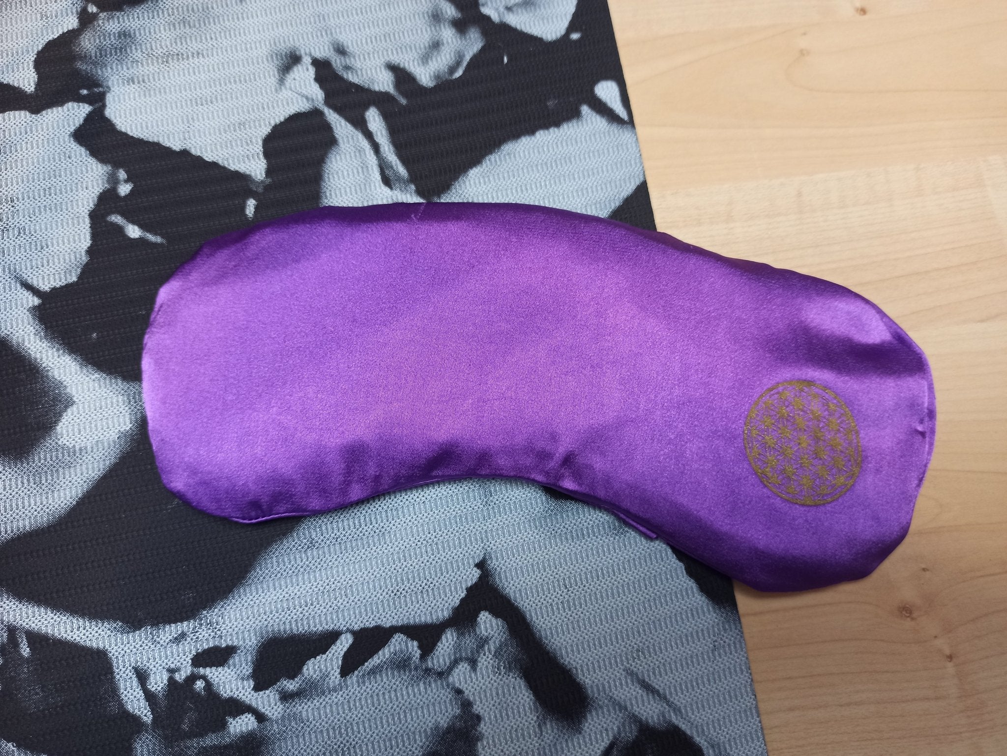 Amethist Yoga Gems Meditatie Oogkussen – curated crystal by Marga Jacobs | rust, symboliek en intuïtieve zelfzorg