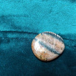 Andalusiet handstenen – curated crystal by Marga Jacobs | rust, symboliek en intuïtieve zelfzorg