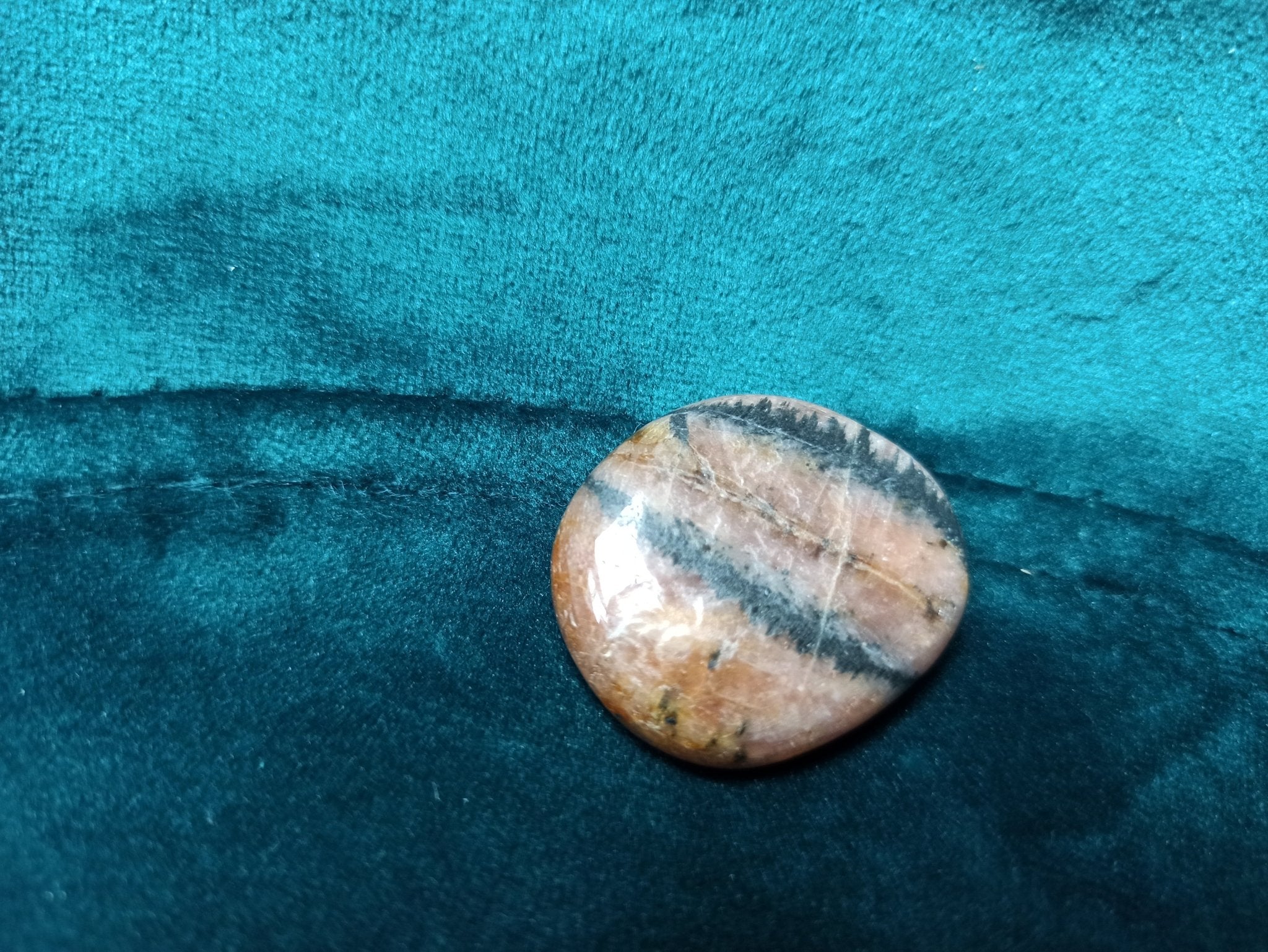 Andalusiet handstenen – curated crystal by Marga Jacobs | rust, symboliek en intuïtieve zelfzorg