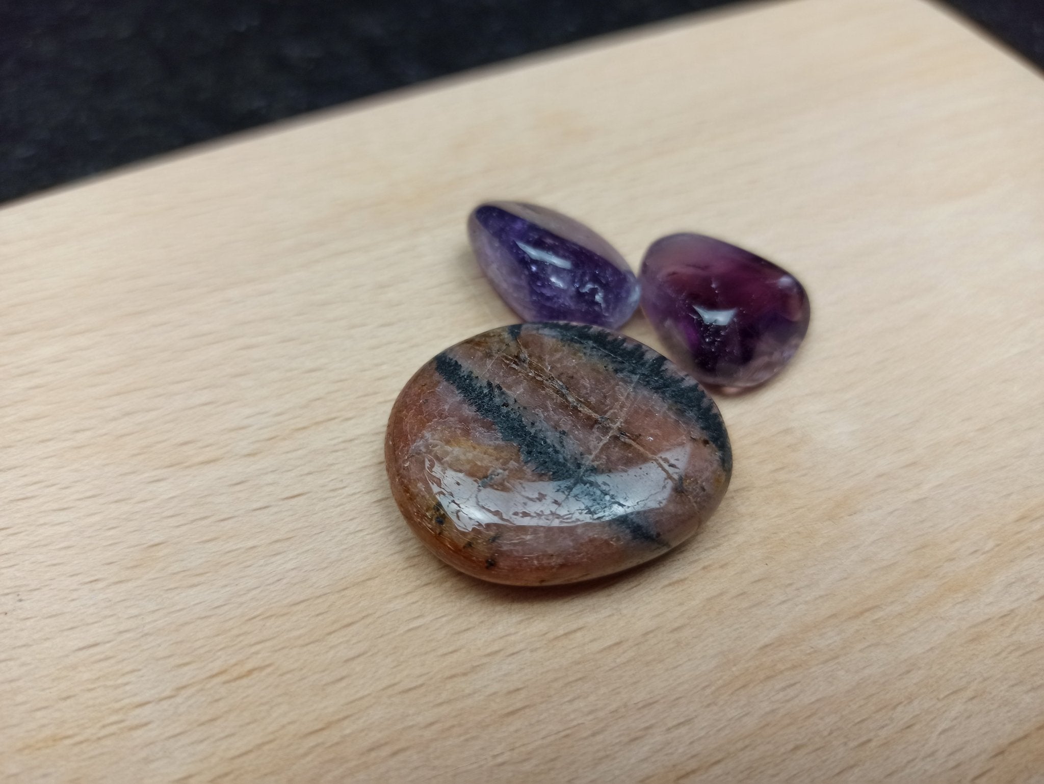 Andalusiet handstenen – curated crystal by Marga Jacobs | rust, symboliek en intuïtieve zelfzorg