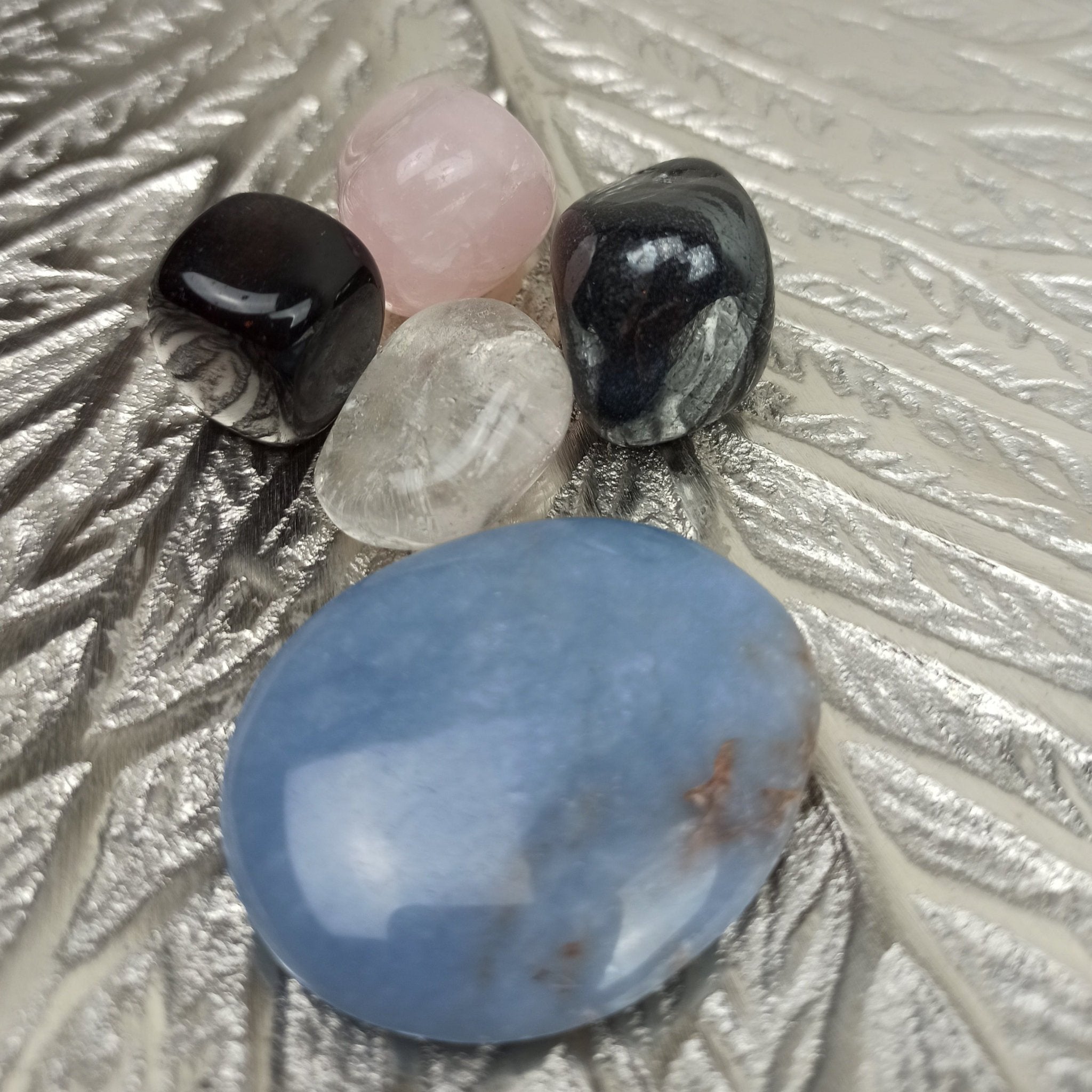 Angeliet trommelstenen – curated crystal by Marga Jacobs | rust, symboliek en intuïtieve zelfzorg