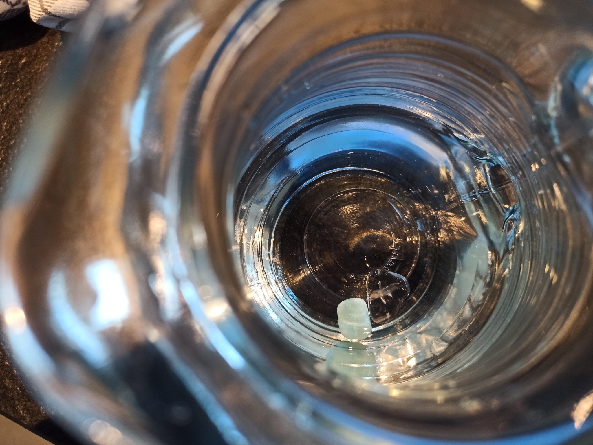 Anti - puistjes edelsteenwaterset – curated crystal by Marga Jacobs | rust, symboliek en intuïtieve zelfzorg