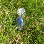 Aqua Aura trommelstenen – curated crystal by Marga Jacobs | rust, symboliek en intuïtieve zelfzorg