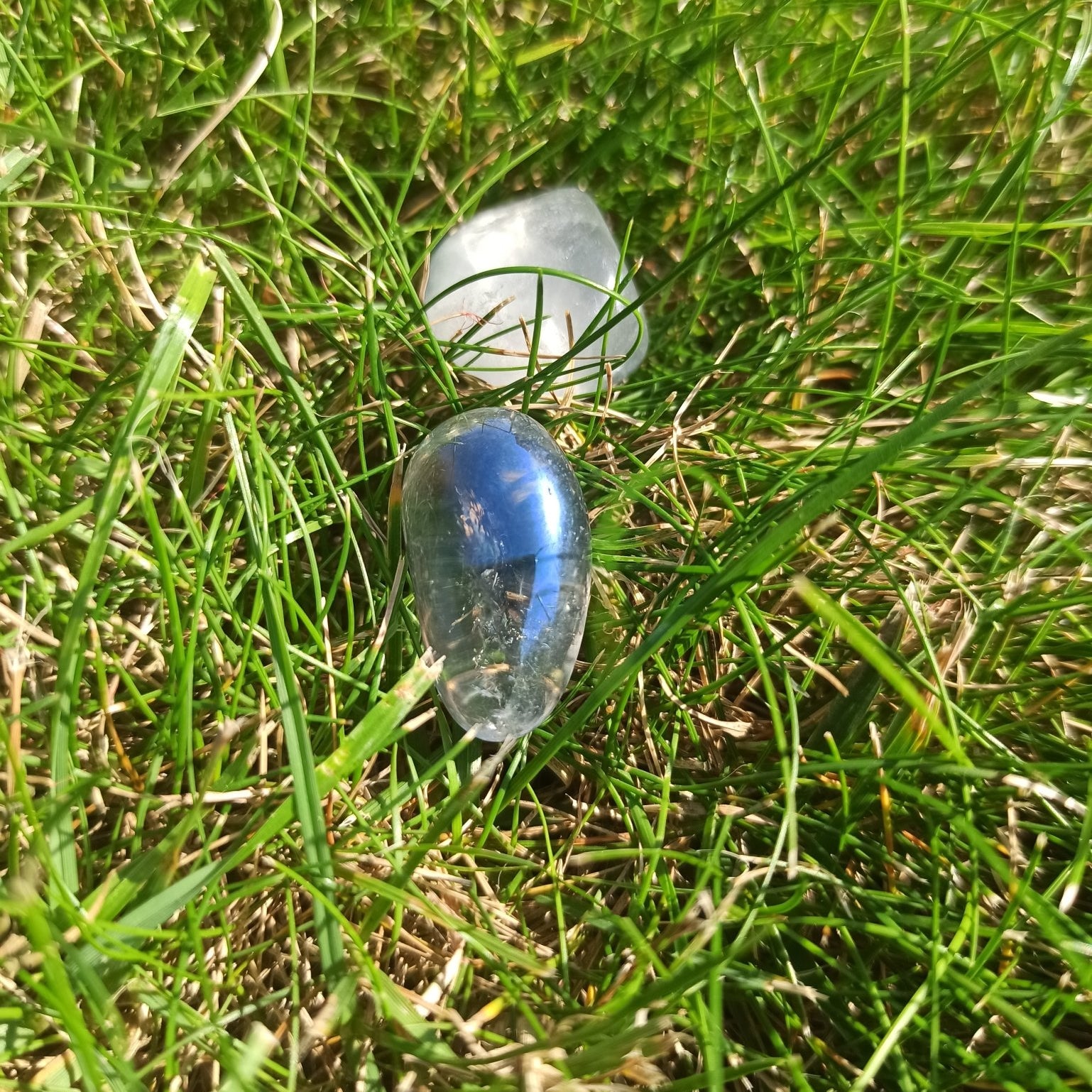 Aqua Aura trommelstenen – curated crystal by Marga Jacobs | rust, symboliek en intuïtieve zelfzorg