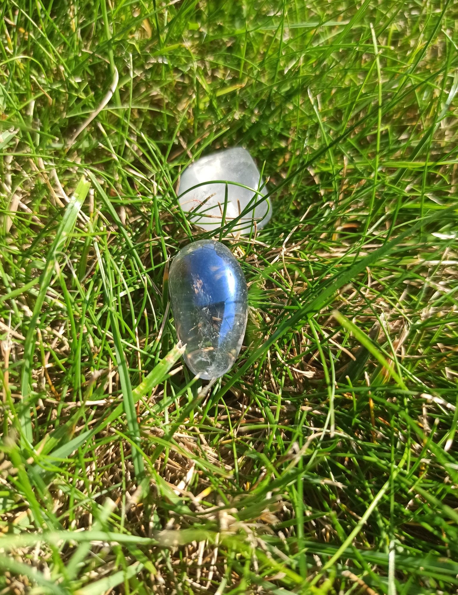 Aqua Aura trommelstenen – curated crystal by Marga Jacobs | rust, symboliek en intuïtieve zelfzorg