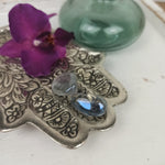 Aqua Aura trommelstenen – curated crystal by Marga Jacobs | rust, symboliek en intuïtieve zelfzorg