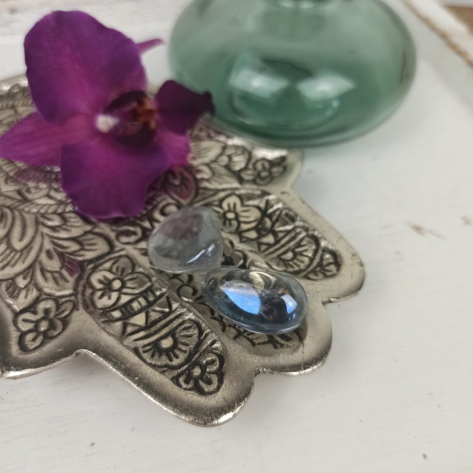Aqua Aura trommelstenen – curated crystal by Marga Jacobs | rust, symboliek en intuïtieve zelfzorg