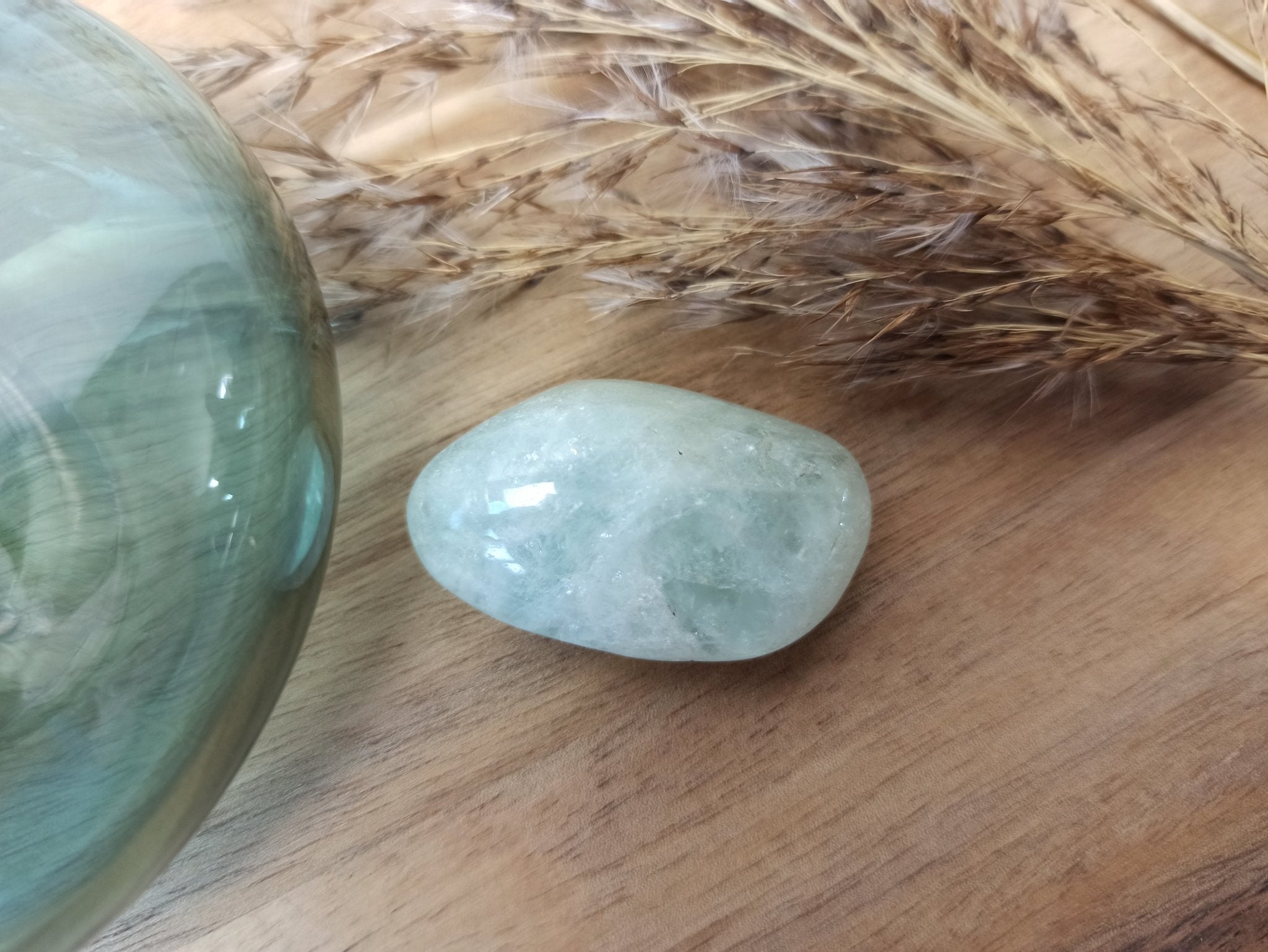 Aquamarijn trommelstenen – curated crystal by Marga Jacobs | rust, symboliek en intuïtieve zelfzorg