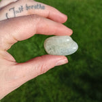 Aquamarijn trommelstenen – curated crystal by Marga Jacobs | rust, symboliek en intuïtieve zelfzorg