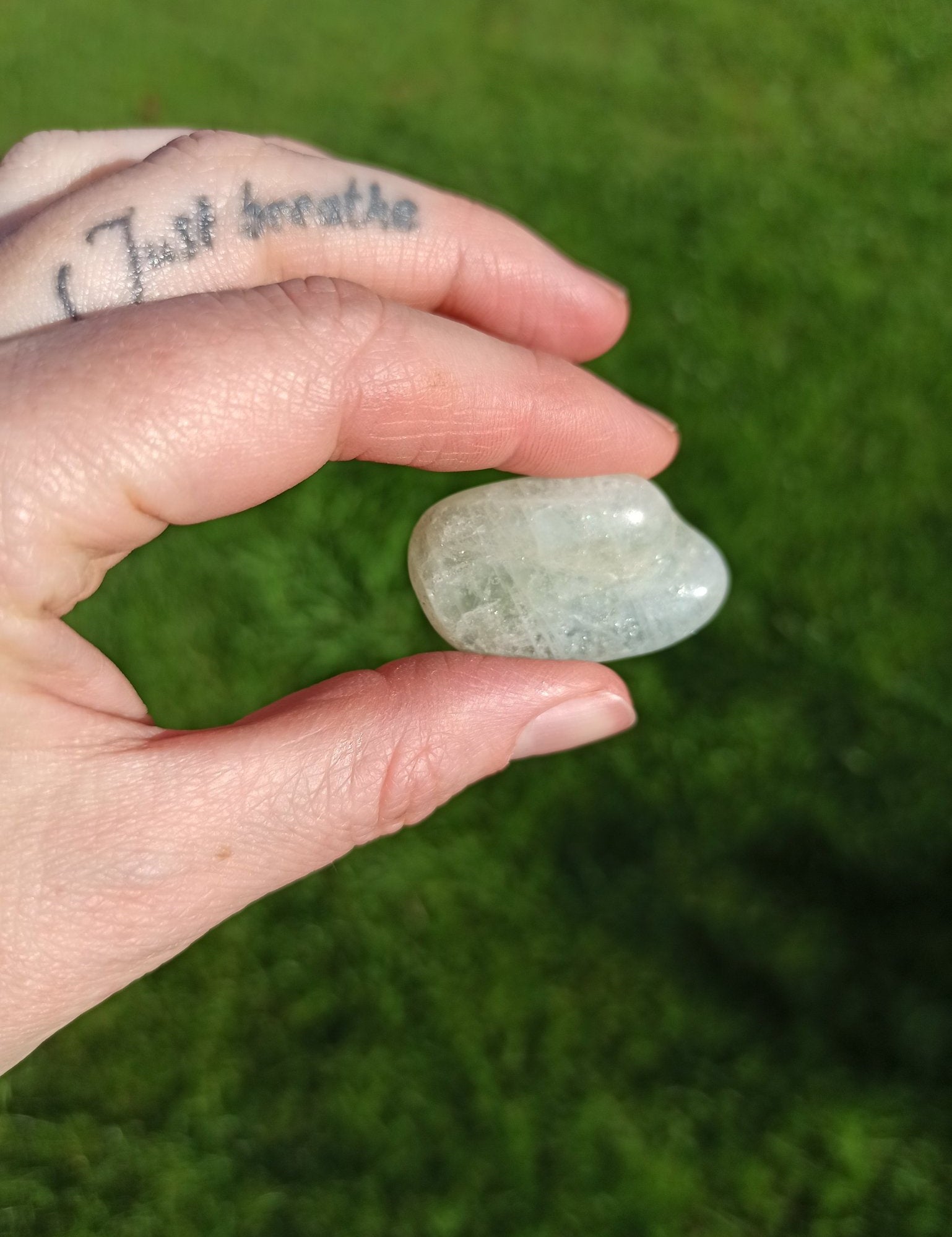 Aquamarijn trommelstenen – curated crystal by Marga Jacobs | rust, symboliek en intuïtieve zelfzorg