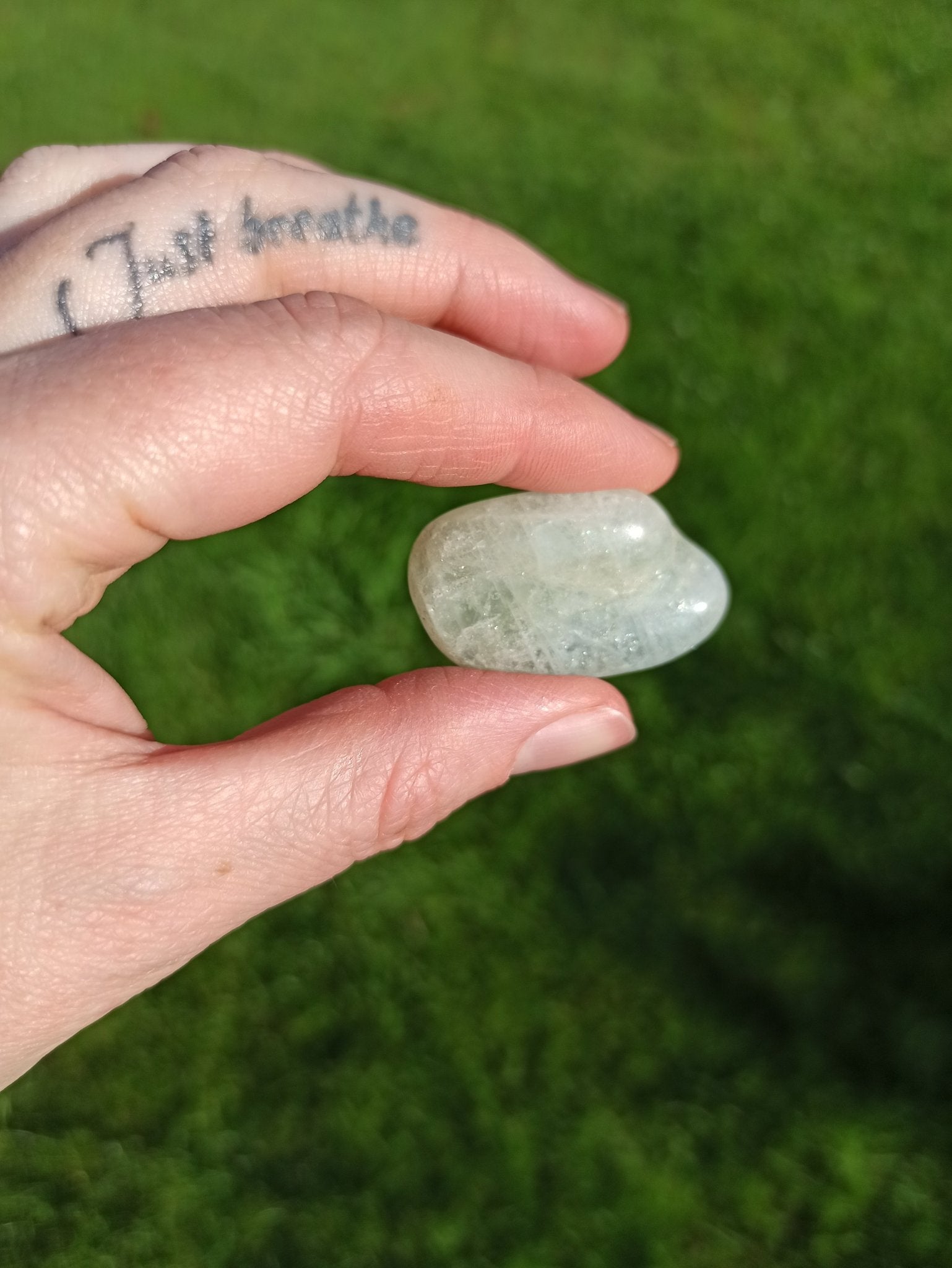 Aquamarijn trommelstenen – curated crystal by Marga Jacobs | rust, symboliek en intuïtieve zelfzorg