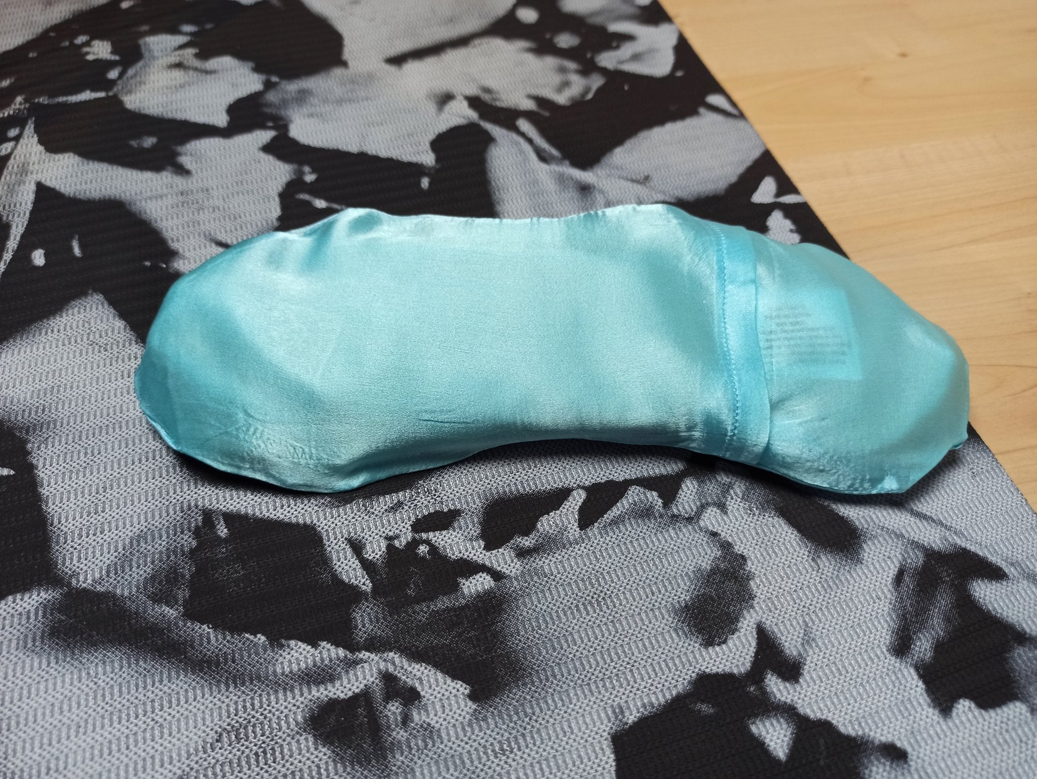 Aquamarijn Yoga Gems Meditatie Oogkussen – curated crystal by Marga Jacobs | rust, symboliek en intuïtieve zelfzorg