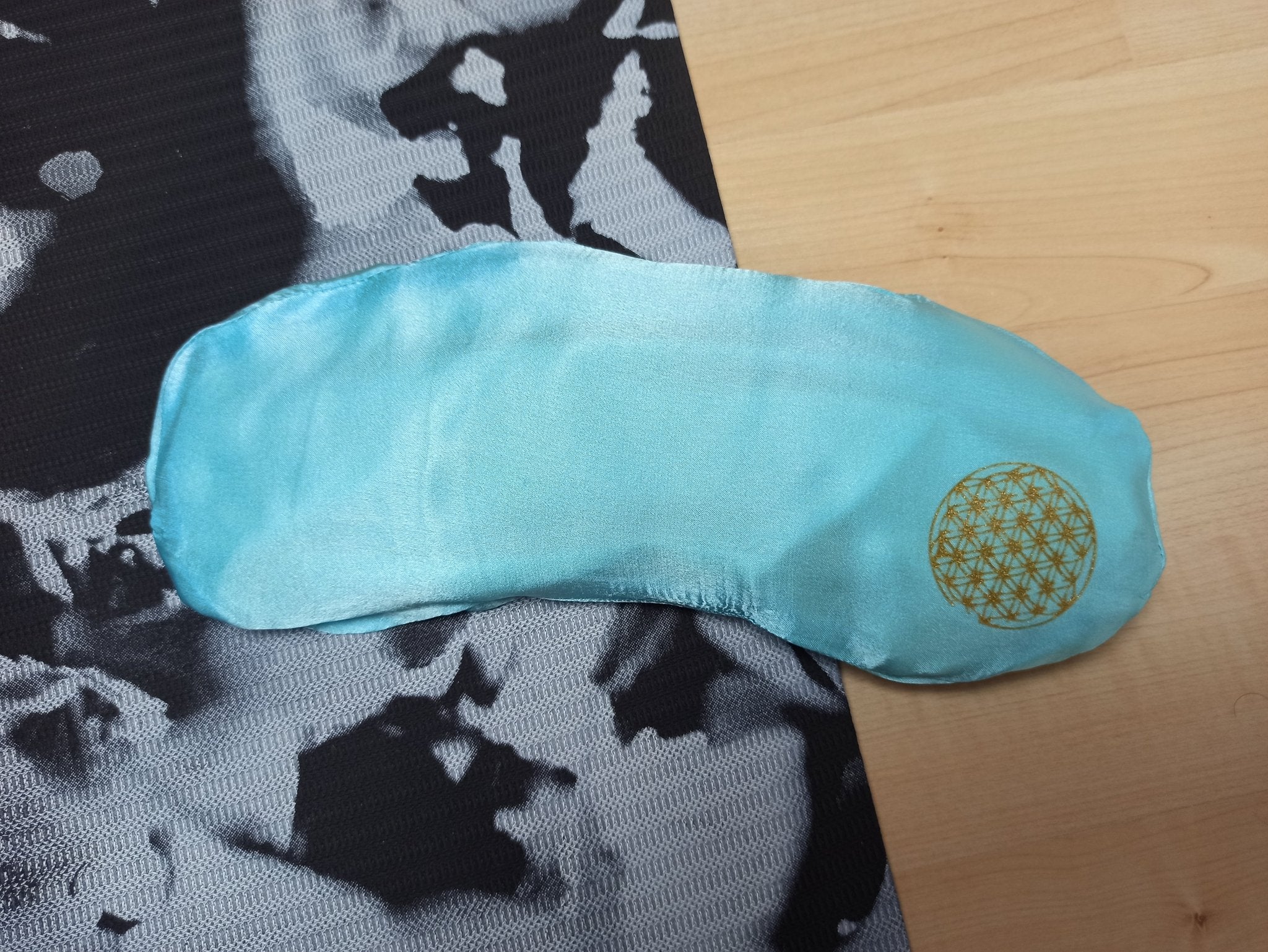 Aquamarijn Yoga Gems Meditatie Oogkussen – curated crystal by Marga Jacobs | rust, symboliek en intuïtieve zelfzorg