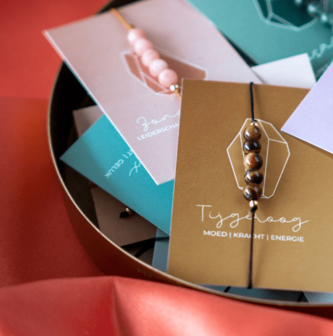 Armbanden basic ~ Uchu Reminders – curated crystal by Marga Jacobs | rust, symboliek en intuïtieve zelfzorg