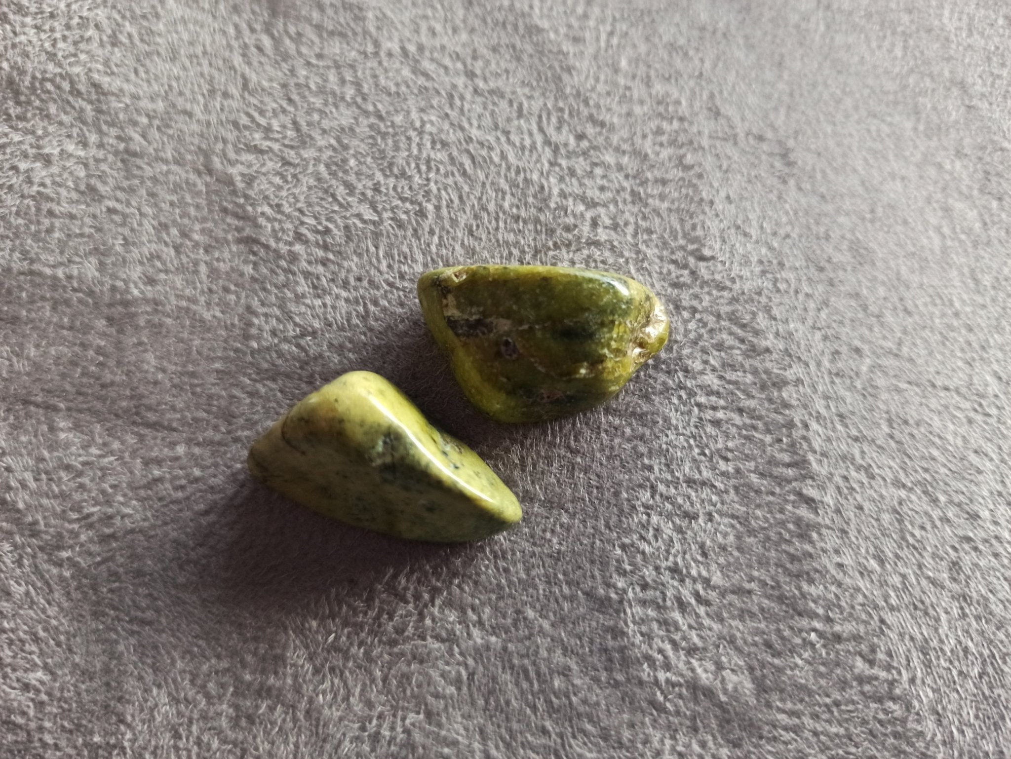 Atlantisiet trommelstenen – curated crystal by Marga Jacobs | rust, symboliek en intuïtieve zelfzorg