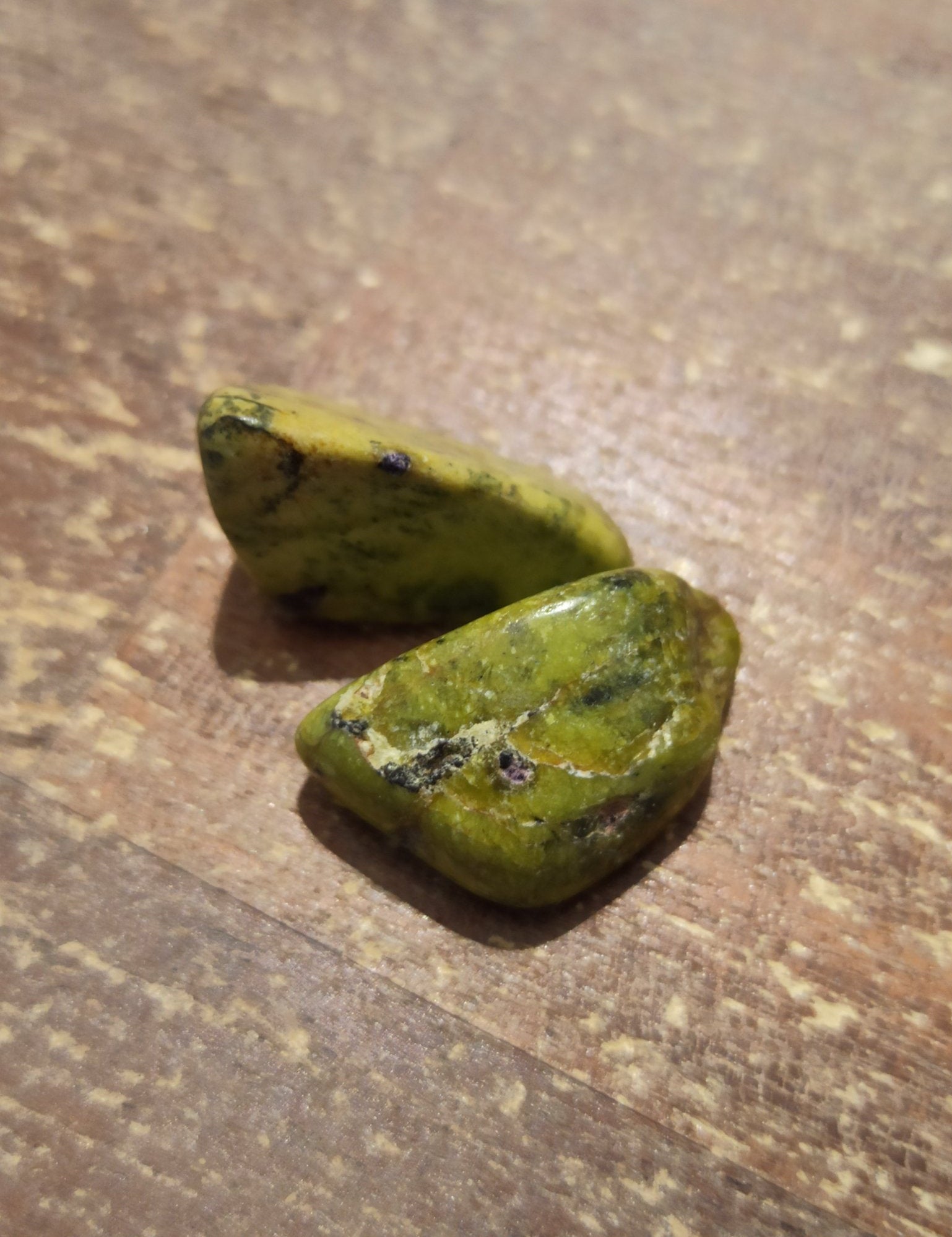 Atlantisiet trommelstenen – curated crystal by Marga Jacobs | rust, symboliek en intuïtieve zelfzorg