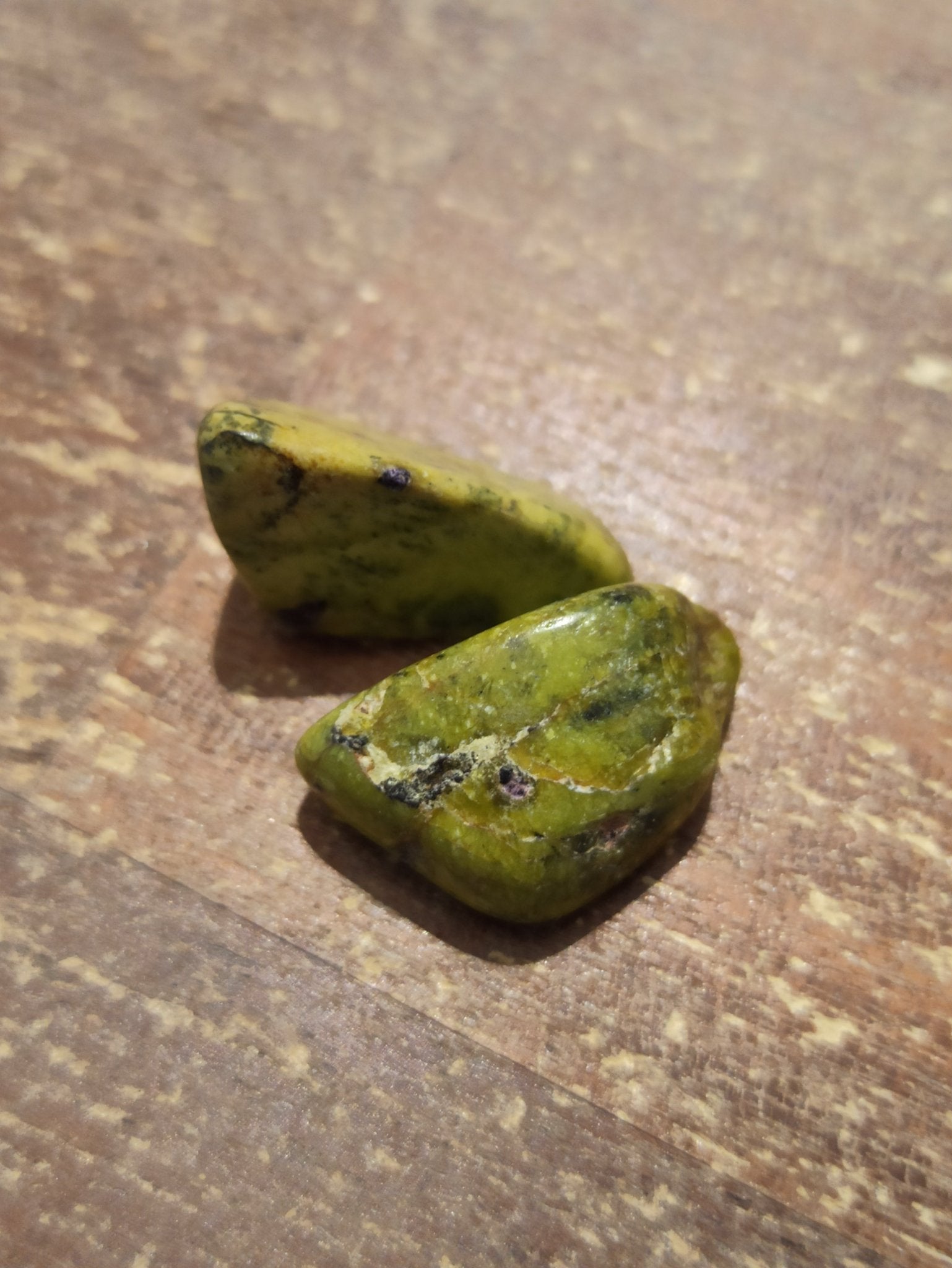 Atlantisiet trommelstenen – curated crystal by Marga Jacobs | rust, symboliek en intuïtieve zelfzorg