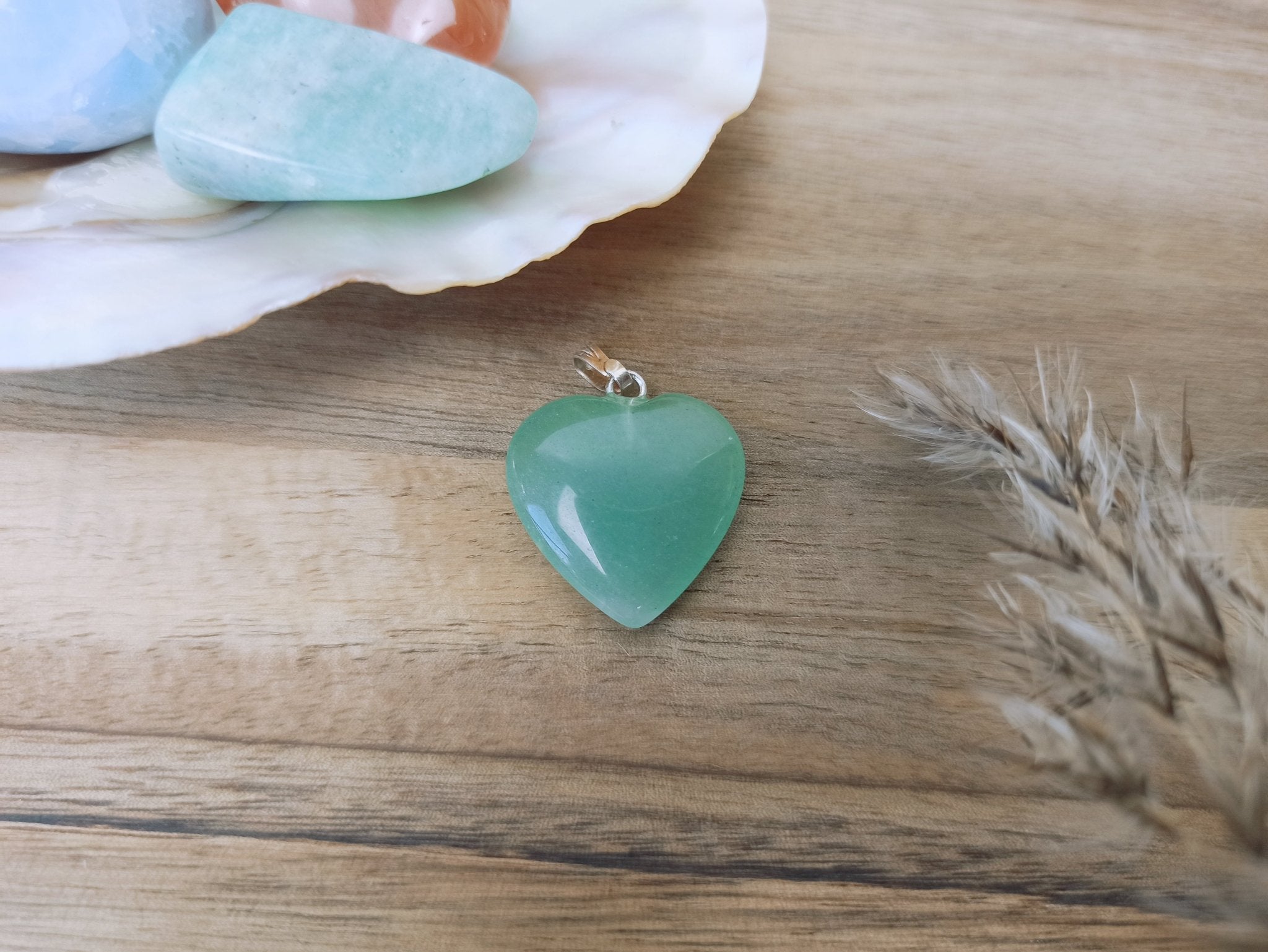 Aventurijn edelsteen hanger hart | 20 mm – curated crystal by Marga Jacobs | rust, symboliek en intuïtieve zelfzorg