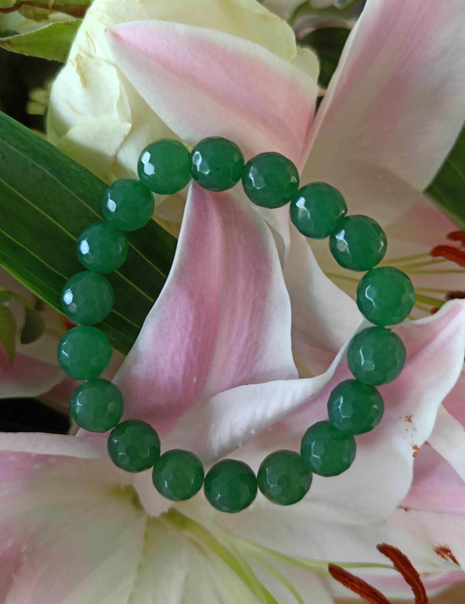 Aventurijn (facet) edelsteen armband | 10 mm – curated crystal by Marga Jacobs | rust, symboliek en intuïtieve zelfzorg