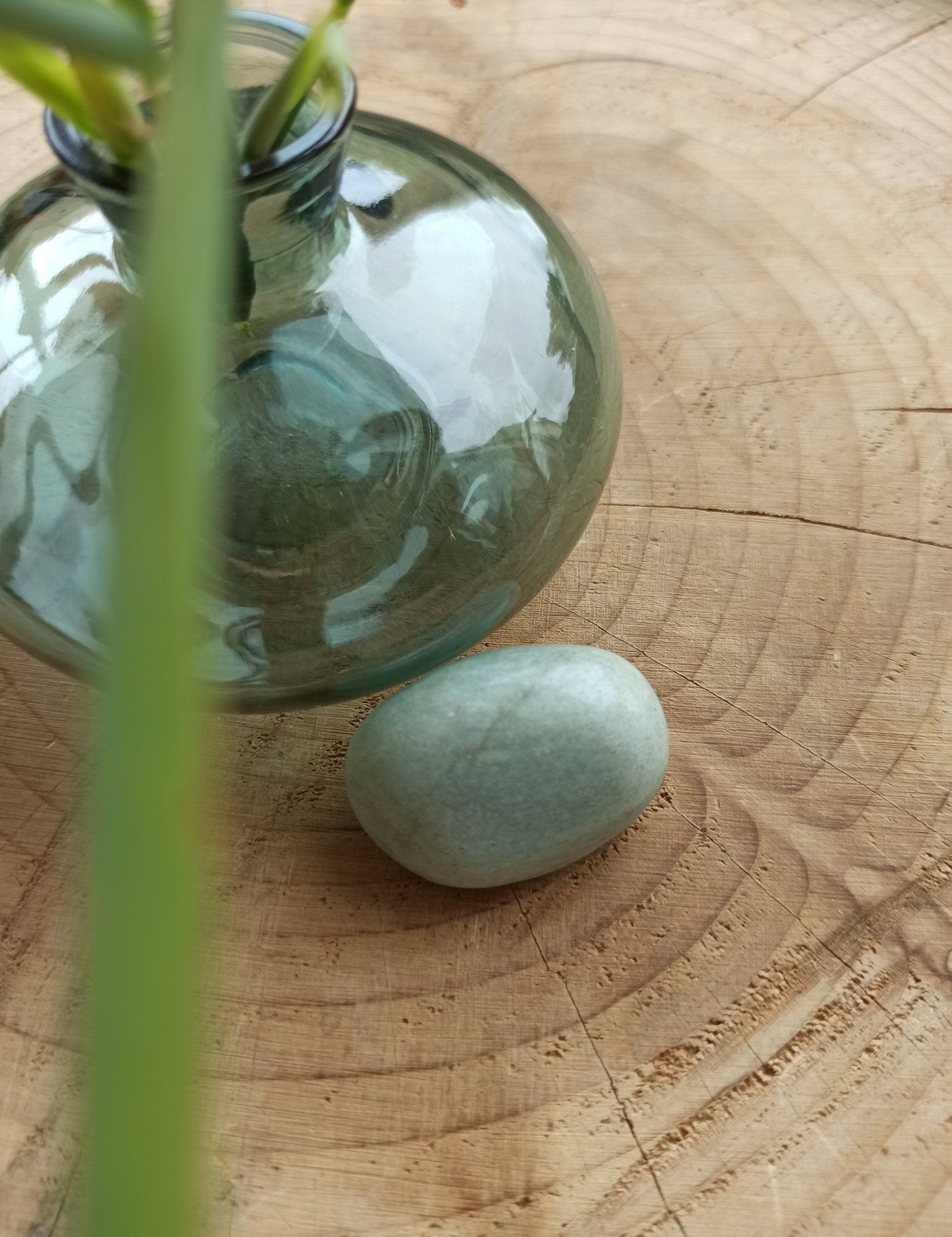 Aventurijn trommelstenen – curated crystal by Marga Jacobs | rust, symboliek en intuïtieve zelfzorg