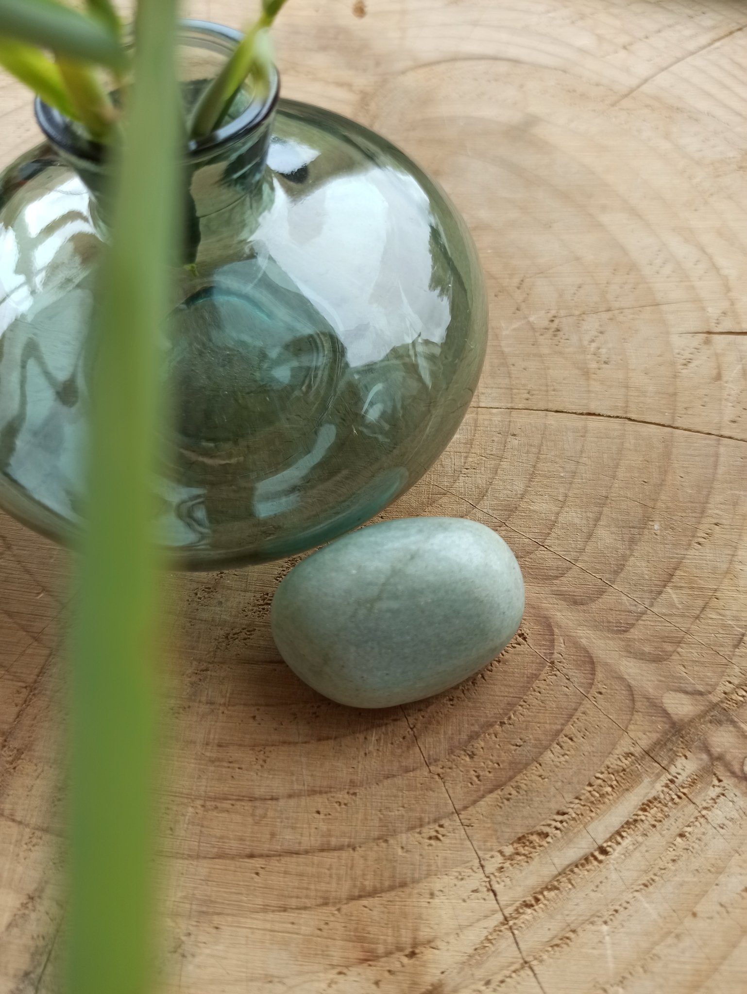 Aventurijn trommelstenen – curated crystal by Marga Jacobs | rust, symboliek en intuïtieve zelfzorg