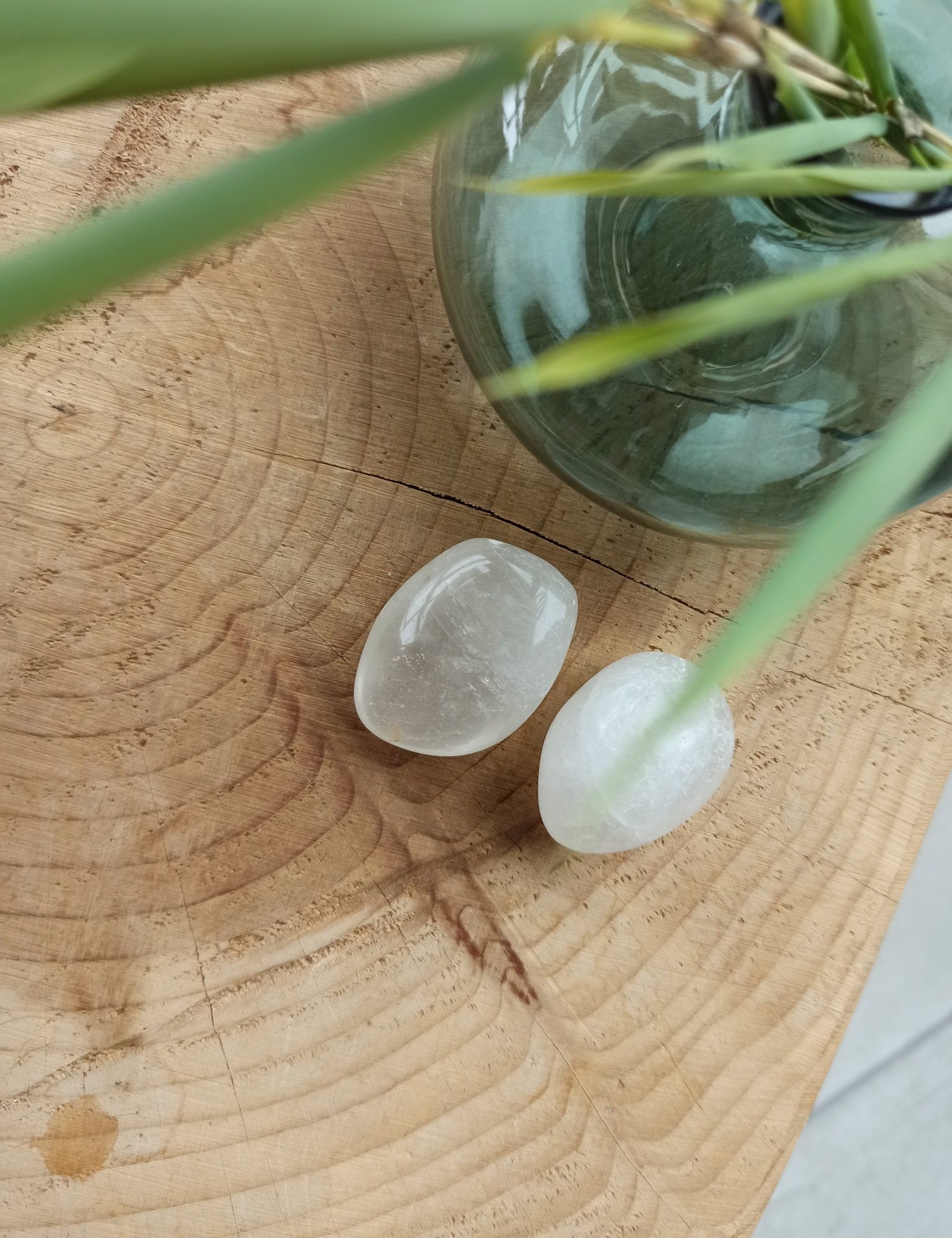 Azeztuliet trommelstenen – curated crystal by Marga Jacobs | rust, symboliek en intuïtieve zelfzorg