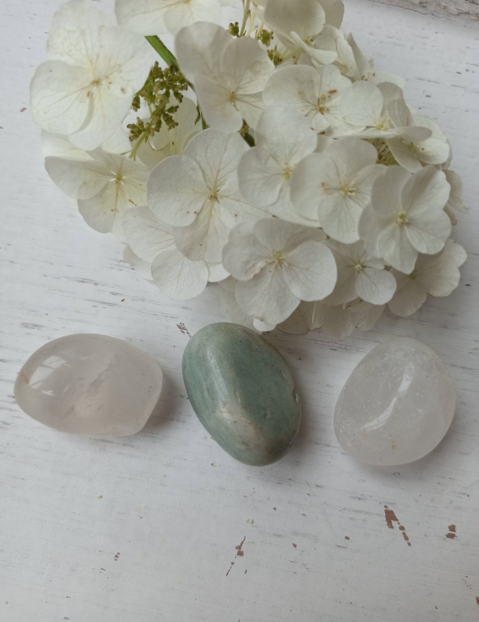 Azeztuliet trommelstenen – curated crystal by Marga Jacobs | rust, symboliek en intuïtieve zelfzorg