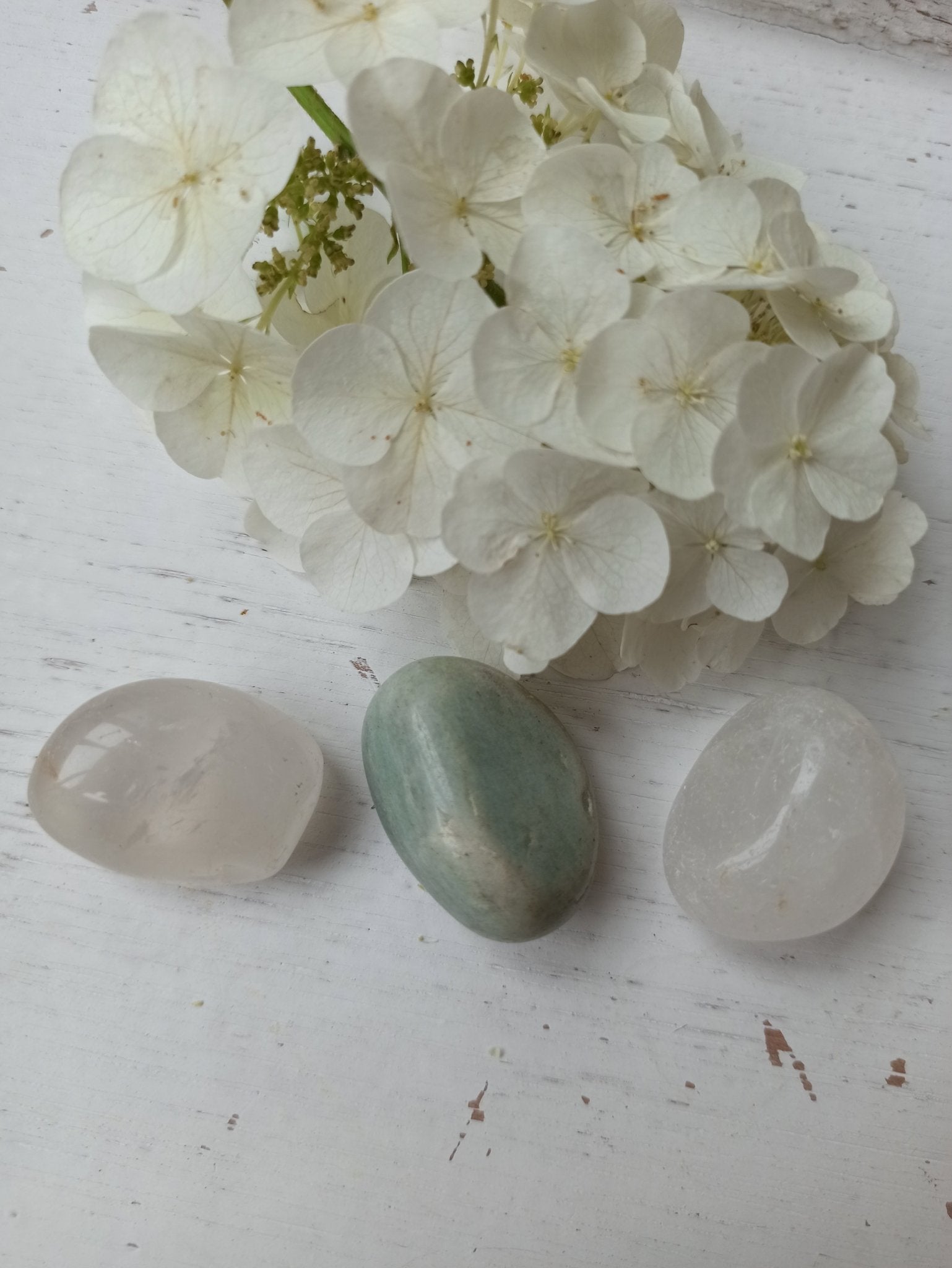 Azeztuliet trommelstenen – curated crystal by Marga Jacobs | rust, symboliek en intuïtieve zelfzorg