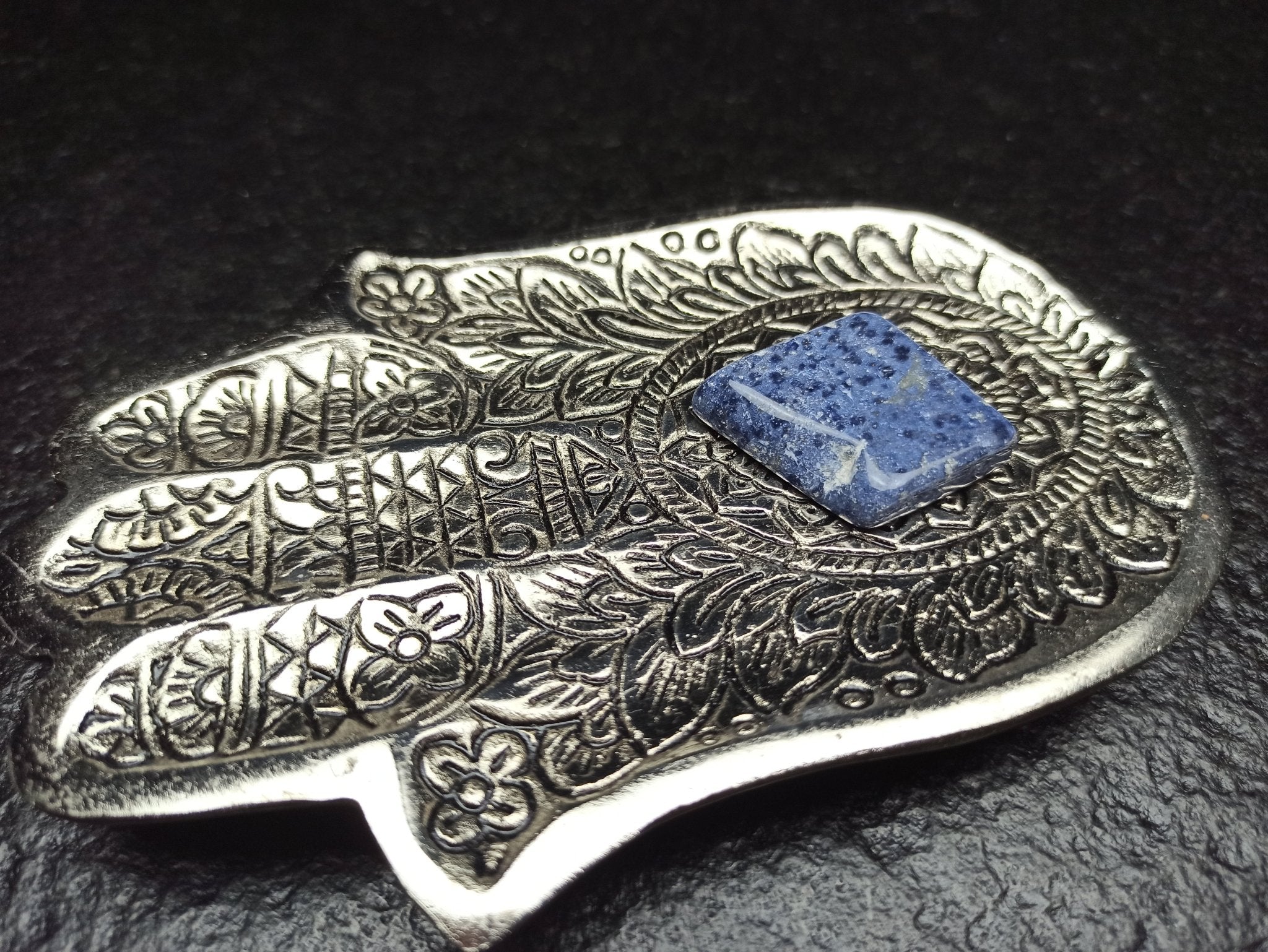 Azuriet trommelstenen – curated crystal by Marga Jacobs | rust, symboliek en intuïtieve zelfzorg