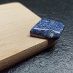 Azuriet trommelstenen – curated crystal by Marga Jacobs | rust, symboliek en intuïtieve zelfzorg