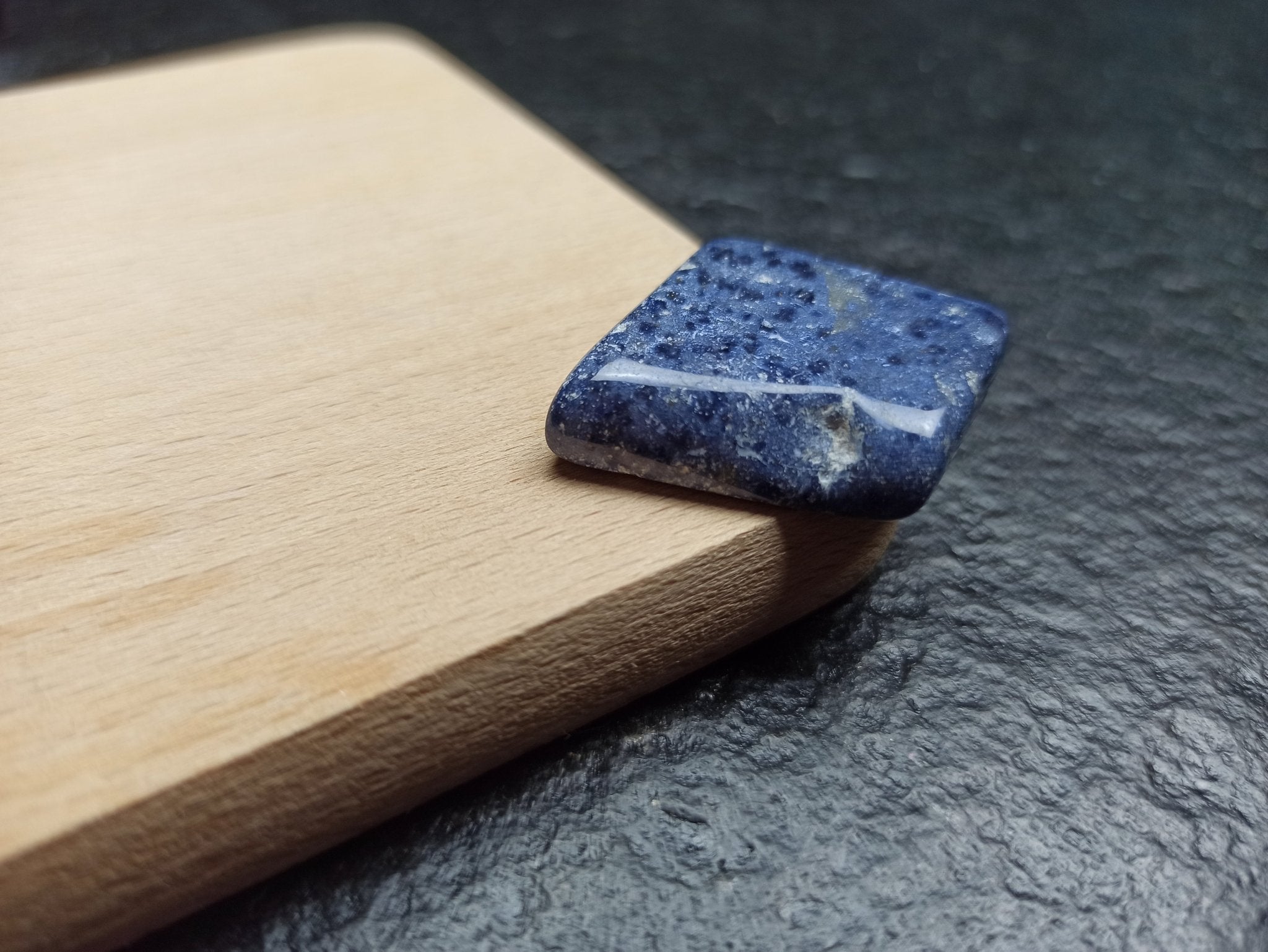 Azuriet trommelstenen – curated crystal by Marga Jacobs | rust, symboliek en intuïtieve zelfzorg