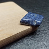 Azuriet trommelstenen – curated crystal by Marga Jacobs | rust, symboliek en intuïtieve zelfzorg