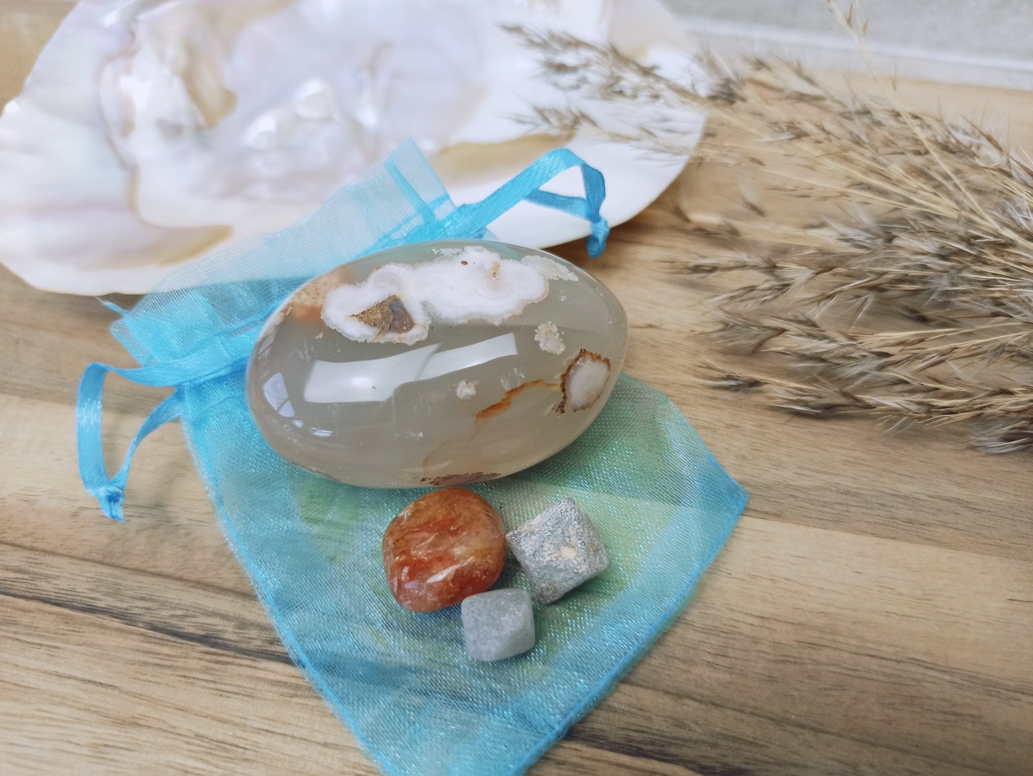 Balans vinden emotioneel edelstenensetje – curated crystal by Marga Jacobs | rust, symboliek en intuïtieve zelfzorg