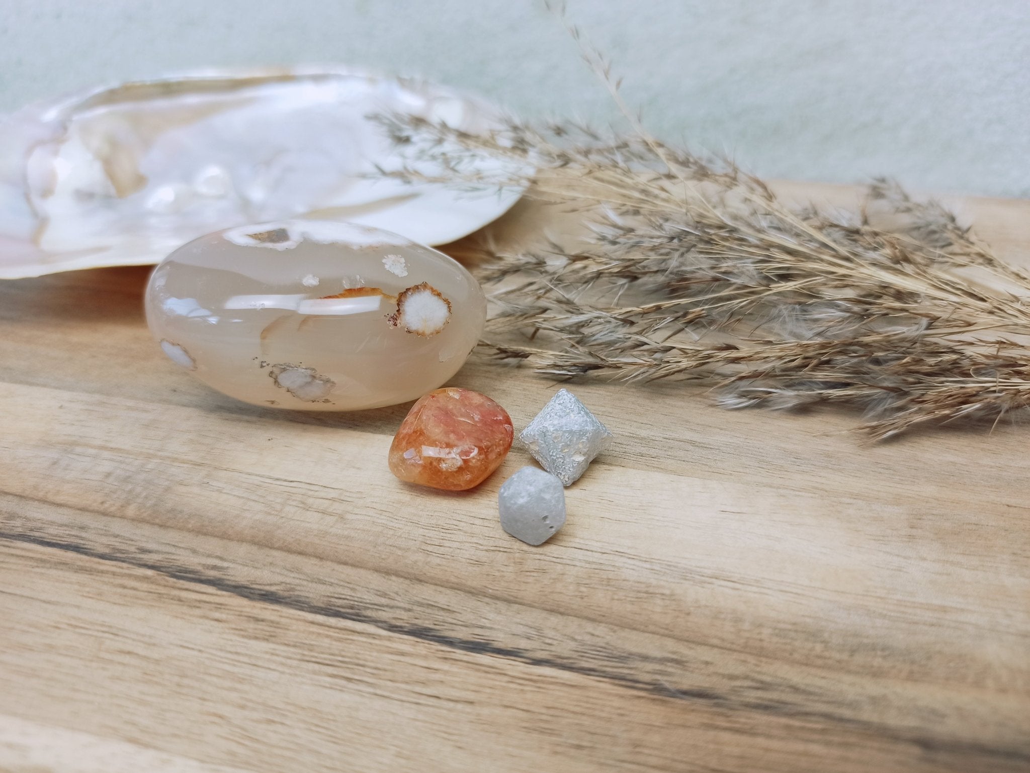 Balans vinden emotioneel edelstenensetje – curated crystal by Marga Jacobs | rust, symboliek en intuïtieve zelfzorg