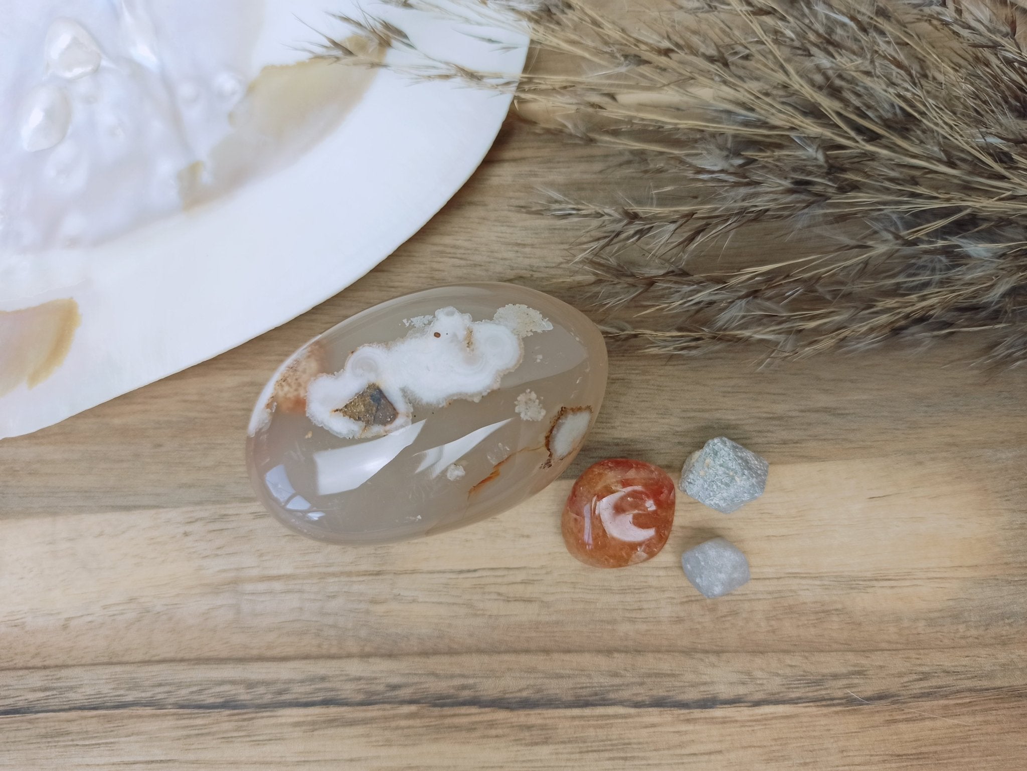 Balans vinden emotioneel edelstenensetje – curated crystal by Marga Jacobs | rust, symboliek en intuïtieve zelfzorg