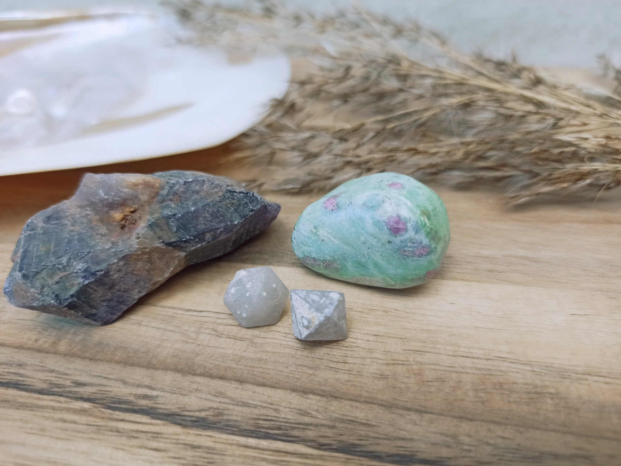 Balans vinden in je hoofd edelstenensetje – curated crystal by Marga Jacobs | rust, symboliek en intuïtieve zelfzorg