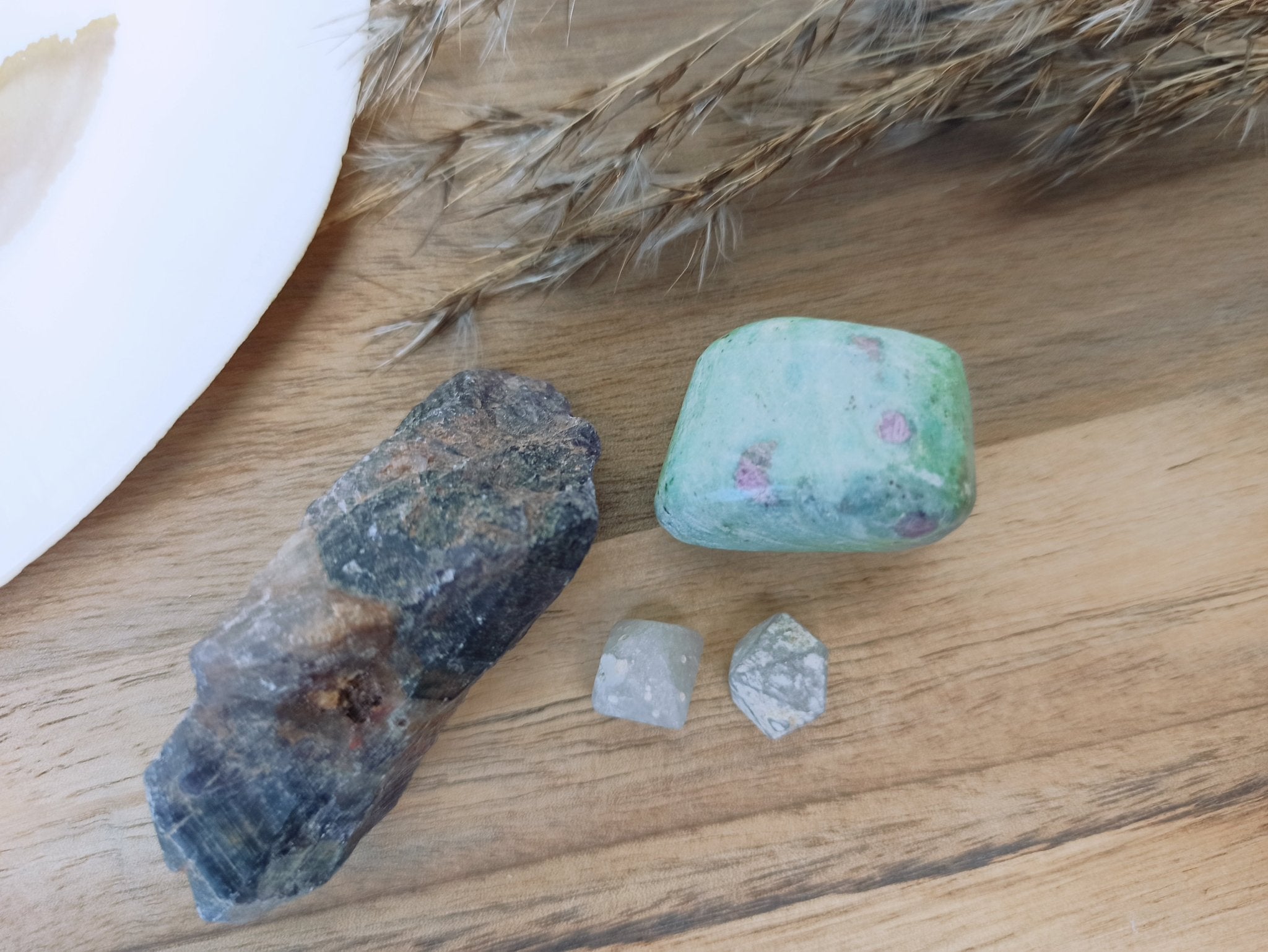 Balans vinden in je hoofd edelstenensetje – curated crystal by Marga Jacobs | rust, symboliek en intuïtieve zelfzorg