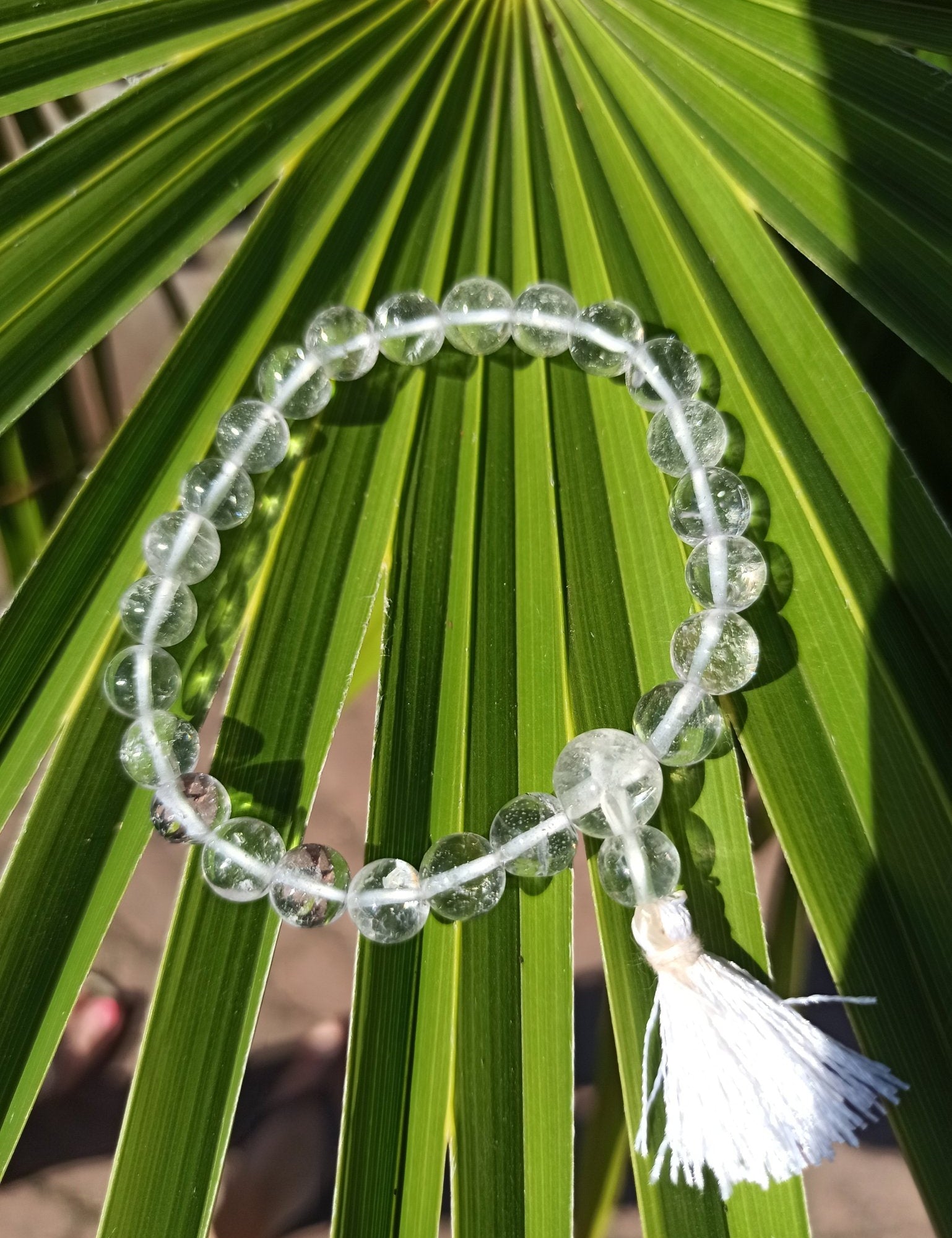 Bergkristal edelsteen armband met flosje | 8 mm – curated crystal by Marga Jacobs | rust, symboliek en intuïtieve zelfzorg