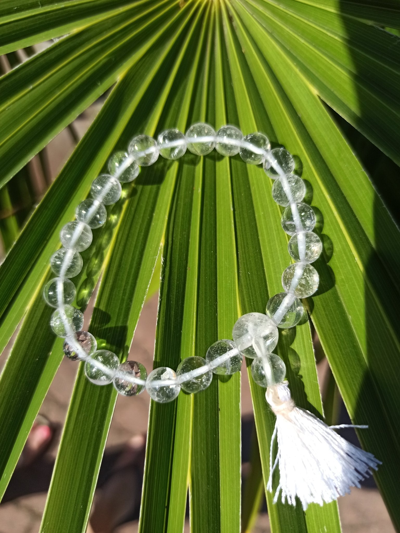 Bergkristal edelsteen armband met flosje | 8 mm – curated crystal by Marga Jacobs | rust, symboliek en intuïtieve zelfzorg