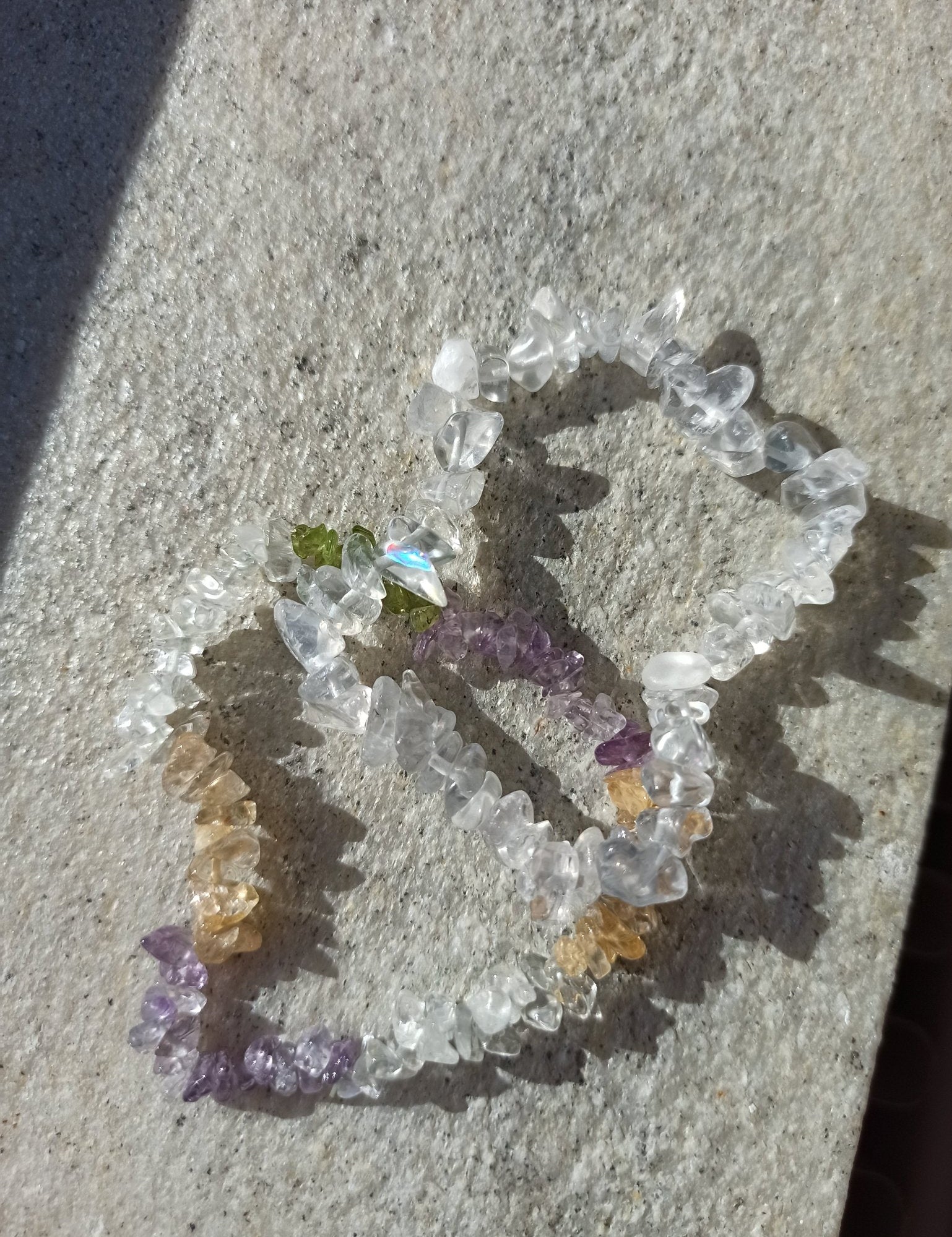 Bergkristal edelsteen armband split – curated crystal by Marga Jacobs | rust, symboliek en intuïtieve zelfzorg