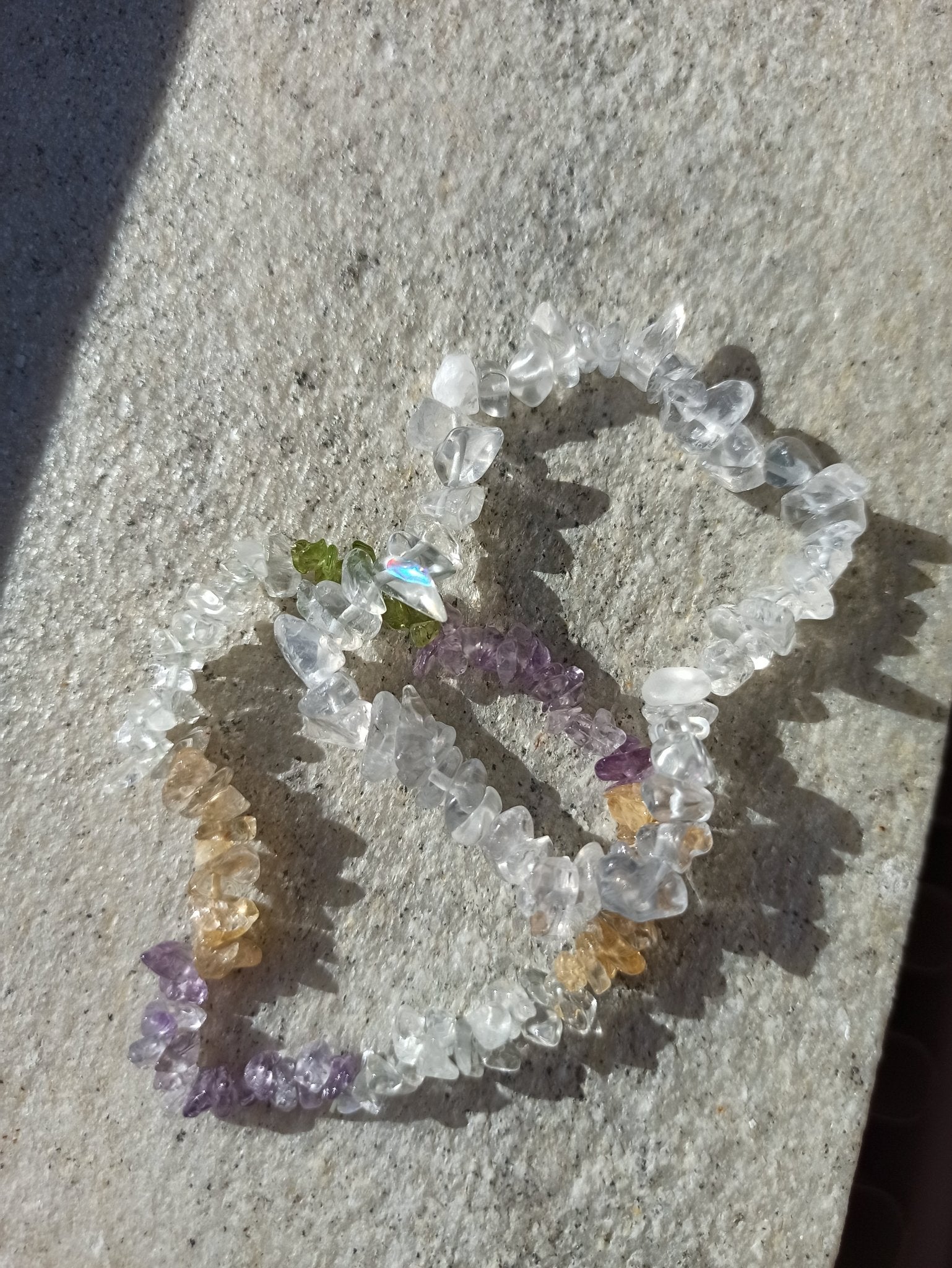 Bergkristal edelsteen armband split – curated crystal by Marga Jacobs | rust, symboliek en intuïtieve zelfzorg