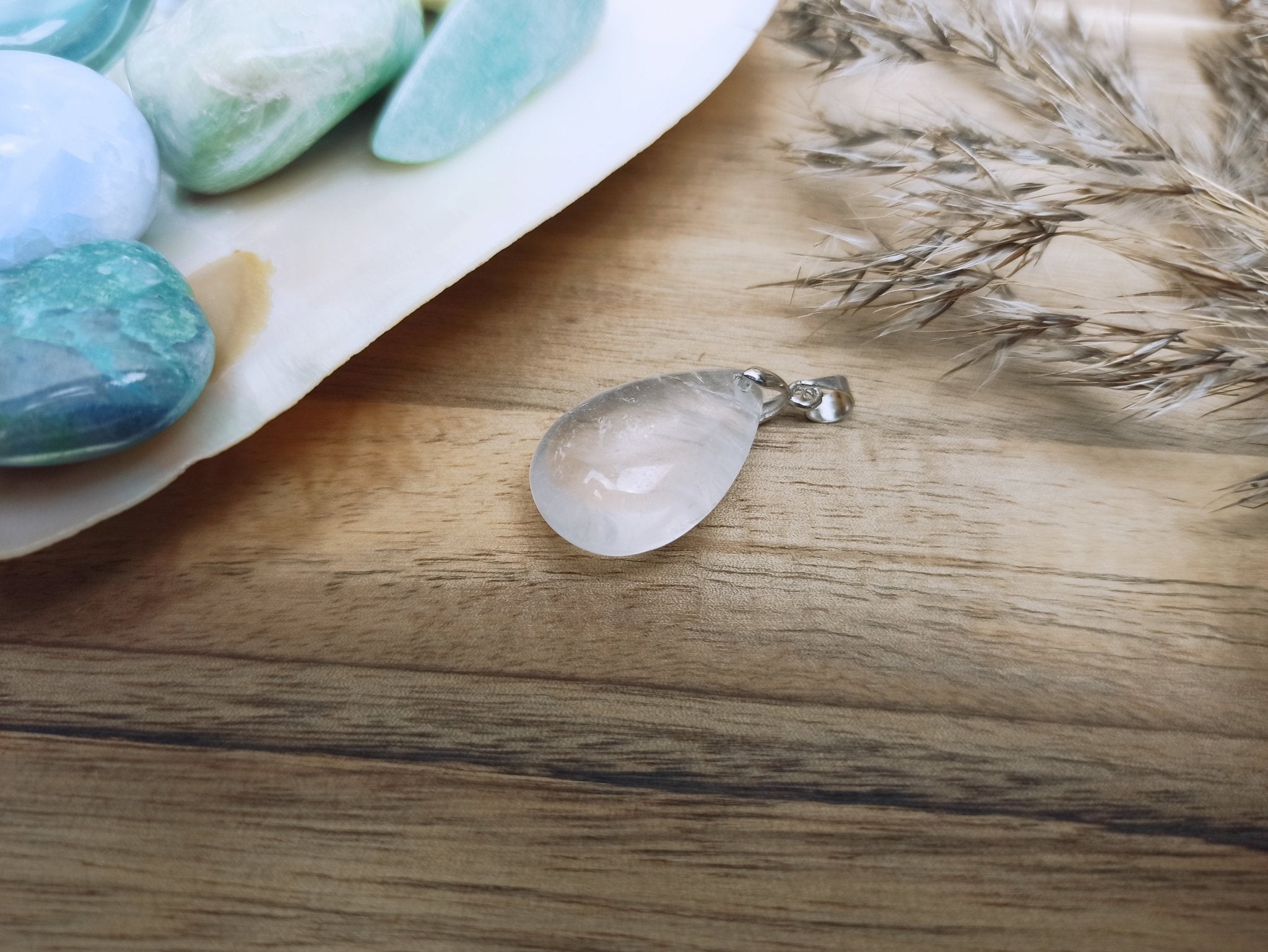 Bergkristal edelsteen hanger druppel | 25 mm – curated crystal by Marga Jacobs | rust, symboliek en intuïtieve zelfzorg