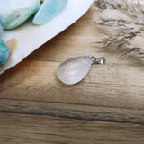 Bergkristal edelsteen hanger druppel | 25 mm – curated crystal by Marga Jacobs | rust, symboliek en intuïtieve zelfzorg