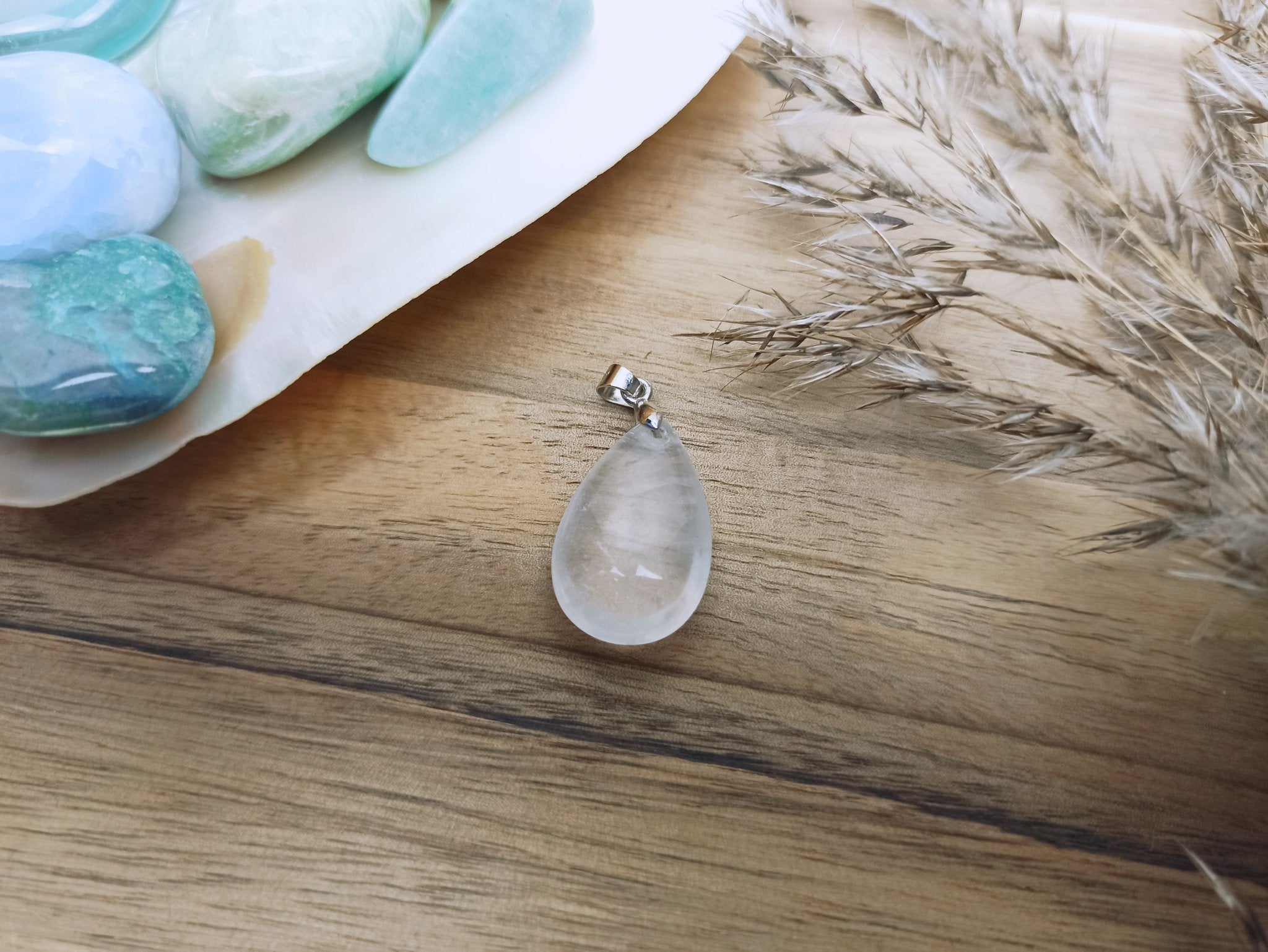 Bergkristal edelsteen hanger druppel | 25 mm – curated crystal by Marga Jacobs | rust, symboliek en intuïtieve zelfzorg