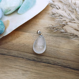 Bergkristal edelsteen hanger druppel | 25 mm – curated crystal by Marga Jacobs | rust, symboliek en intuïtieve zelfzorg