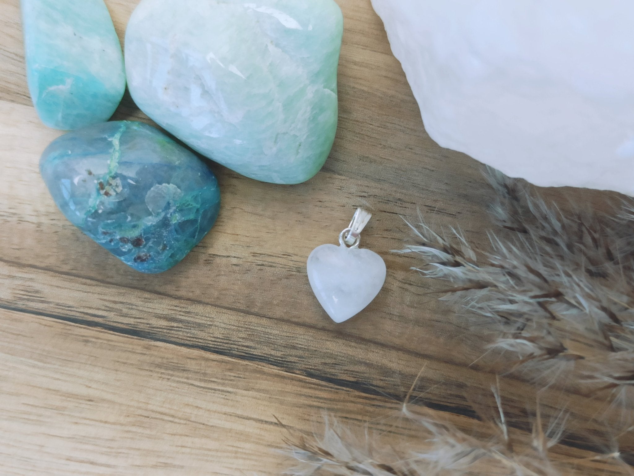 Bergkristal edelsteen hanger hart | 12 mm – curated crystal by Marga Jacobs | rust, symboliek en intuïtieve zelfzorg