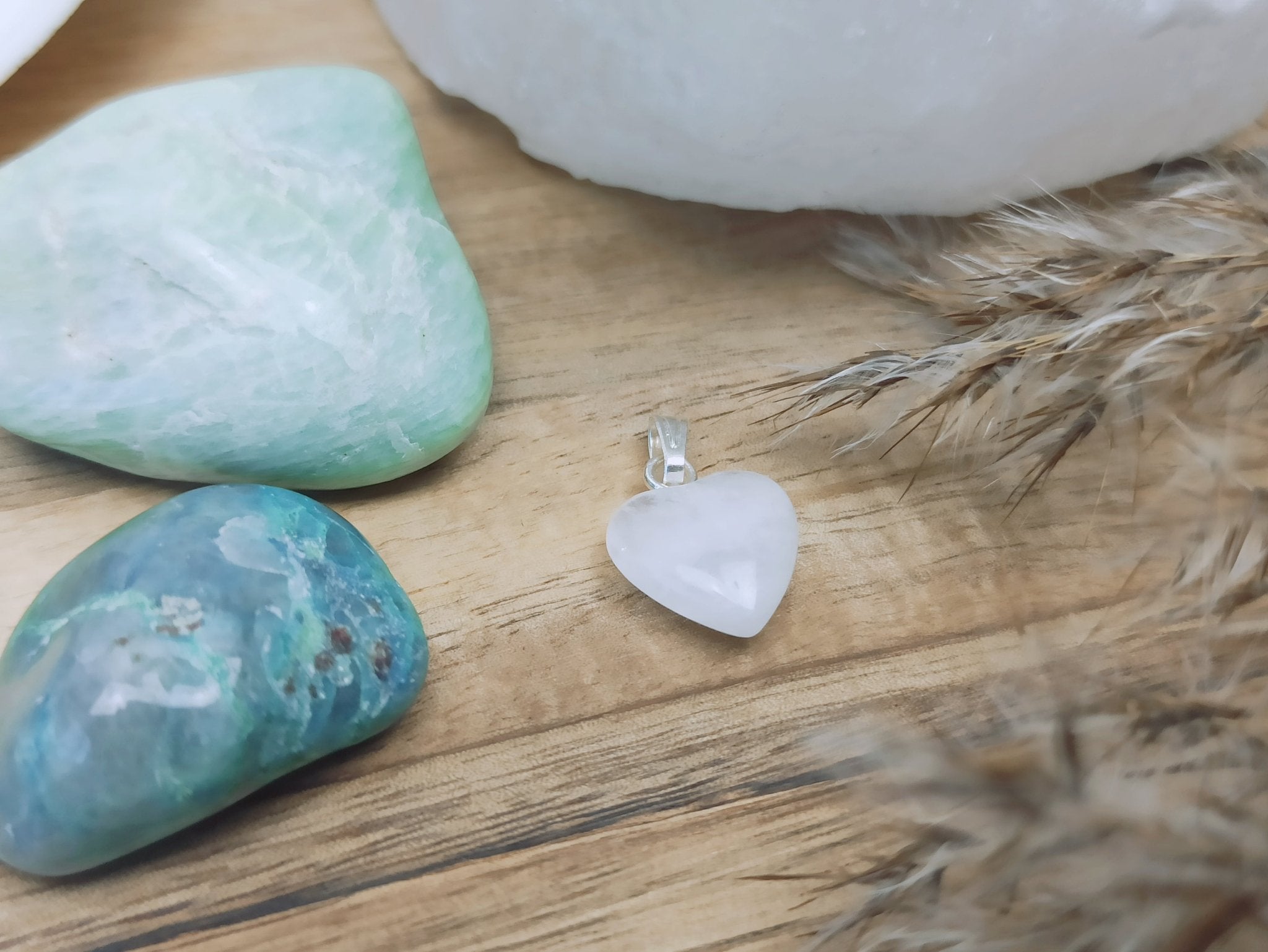 Bergkristal edelsteen hanger hart | 12 mm – curated crystal by Marga Jacobs | rust, symboliek en intuïtieve zelfzorg