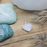 Bergkristal edelsteen hanger hart | 12 mm – curated crystal by Marga Jacobs | rust, symboliek en intuïtieve zelfzorg